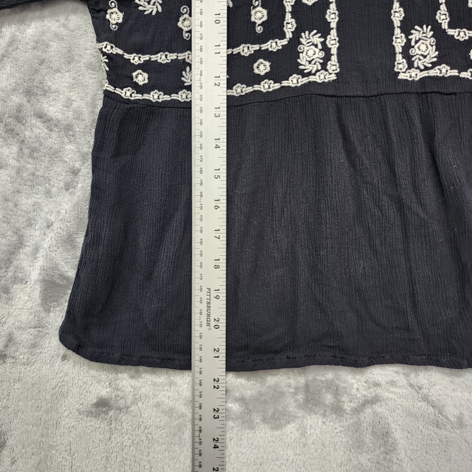 Kismet Top Womens M Black Cream Embroidered Crinkle Gauze Rayon Long Sleeve Boho