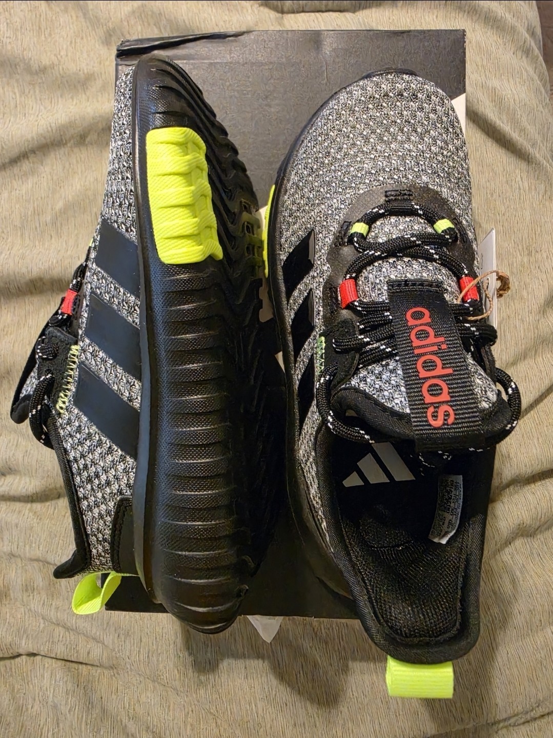 12k Brand New adidas Kaptir 4.0 K Unisex Kids Low Top Sneakers Black/Gray/Yellow
