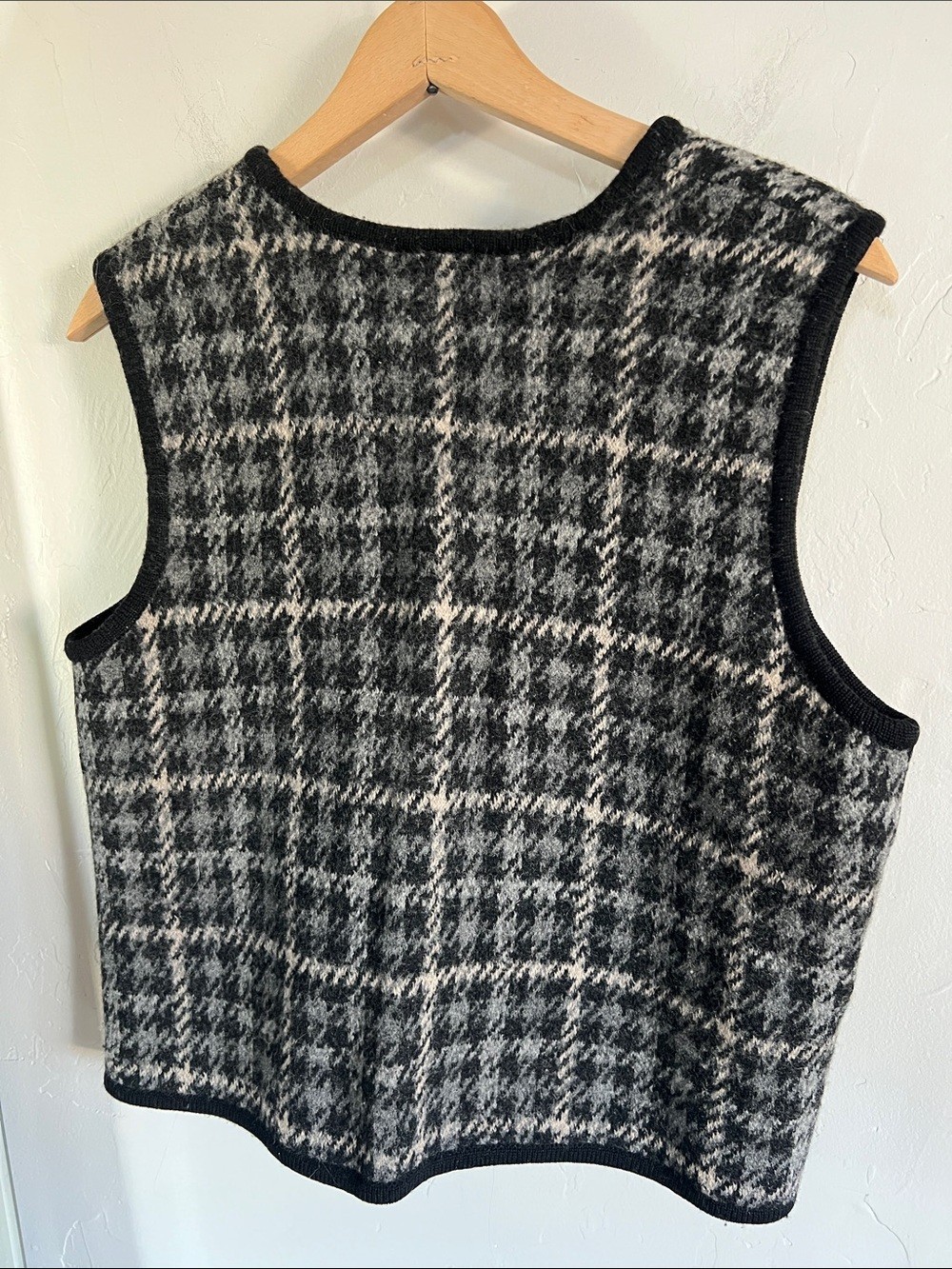 REQUIREMENTS black/tan 100% Wool sweater vest