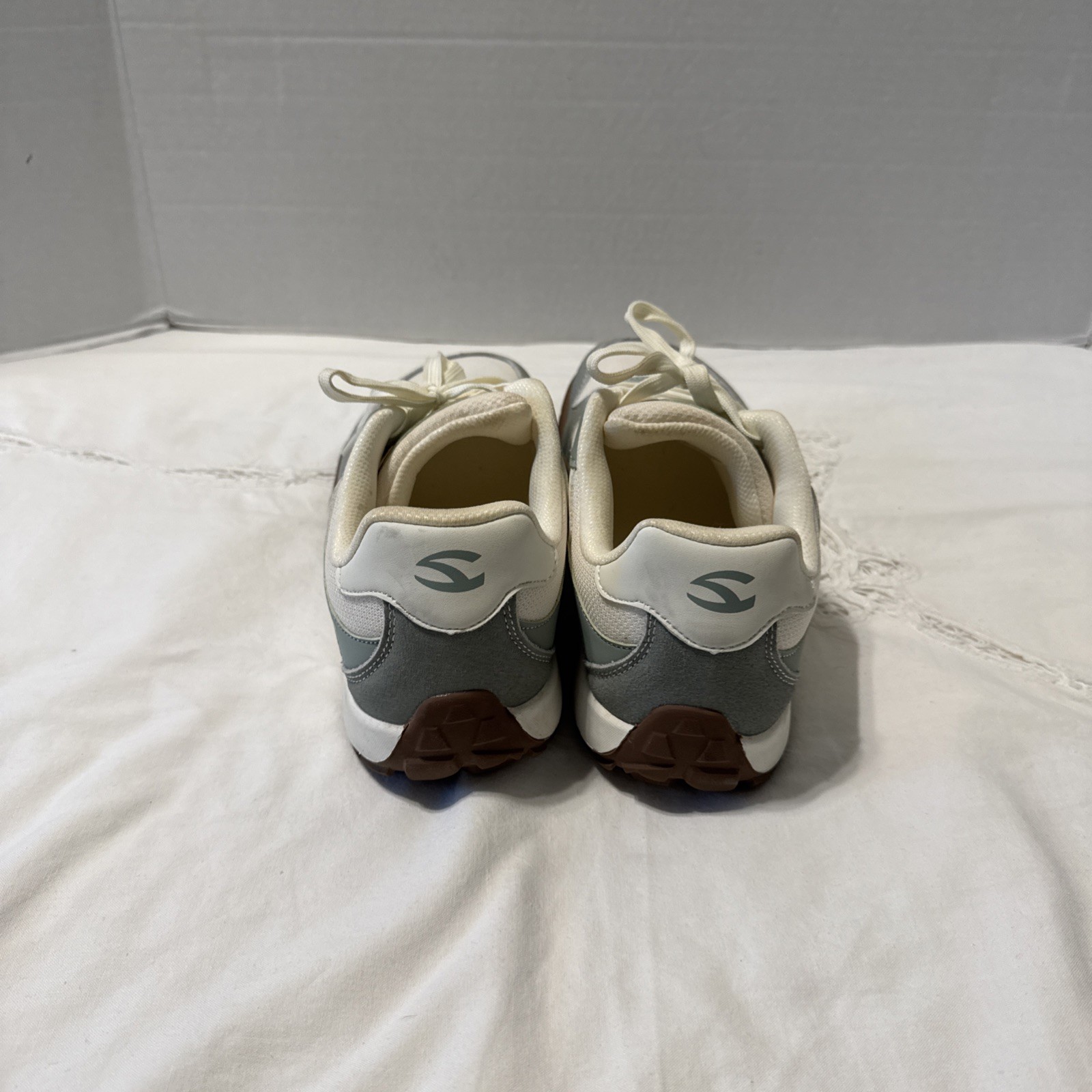 Hobibear Barefoot Sage Green & White Wide Toe Box Sneaker Size 43 M9.5/10 W11/12