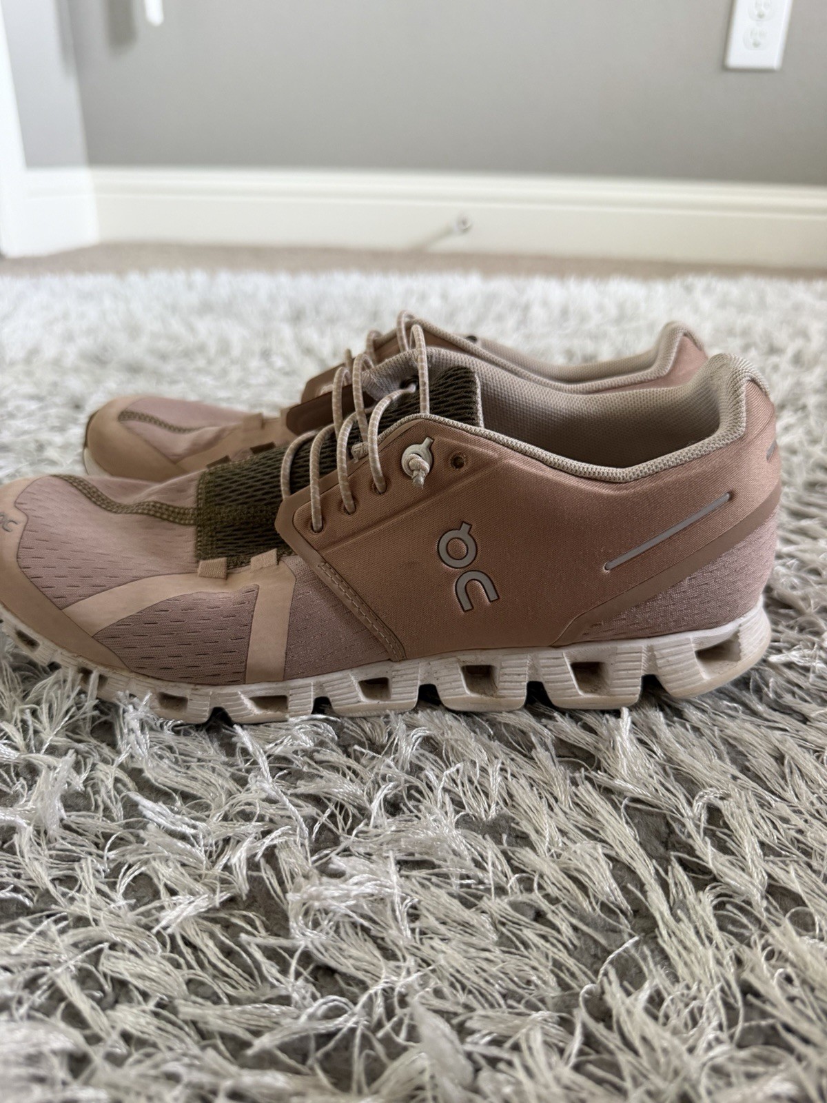 Women On Cloud Sneakers Size 7.5