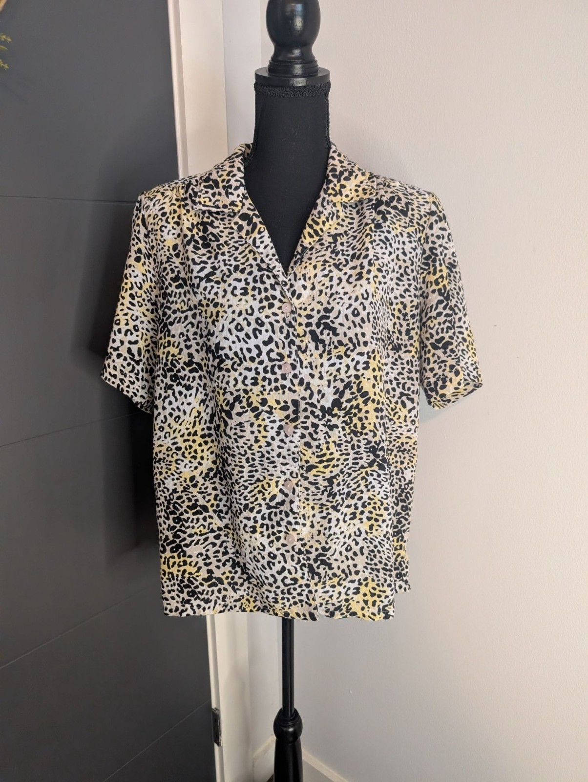 Donnkenny Classics Animal Cheetah Print Short Sleeve Button-Up Shirt Size L