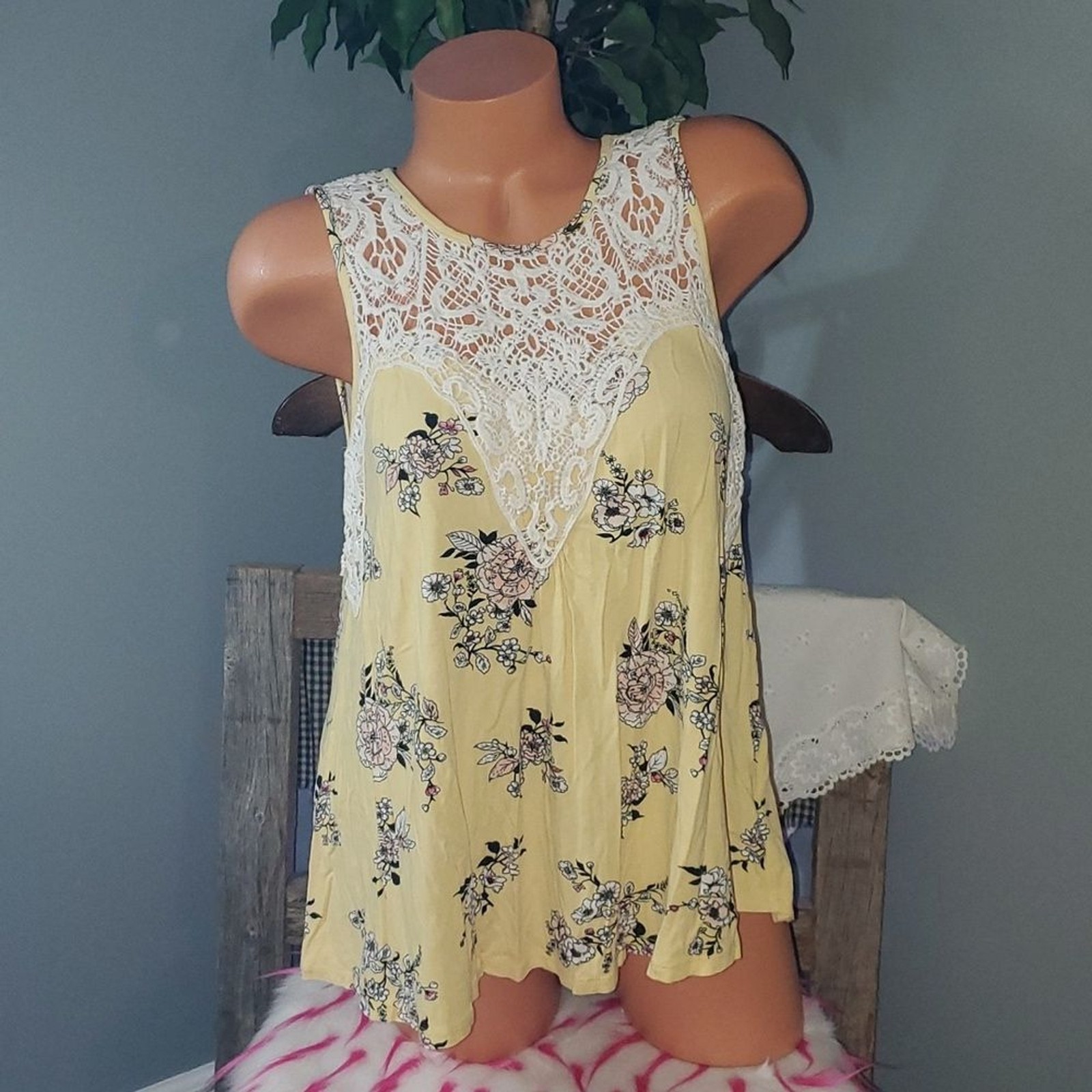 Maurices crochet floral tank top M NWOT