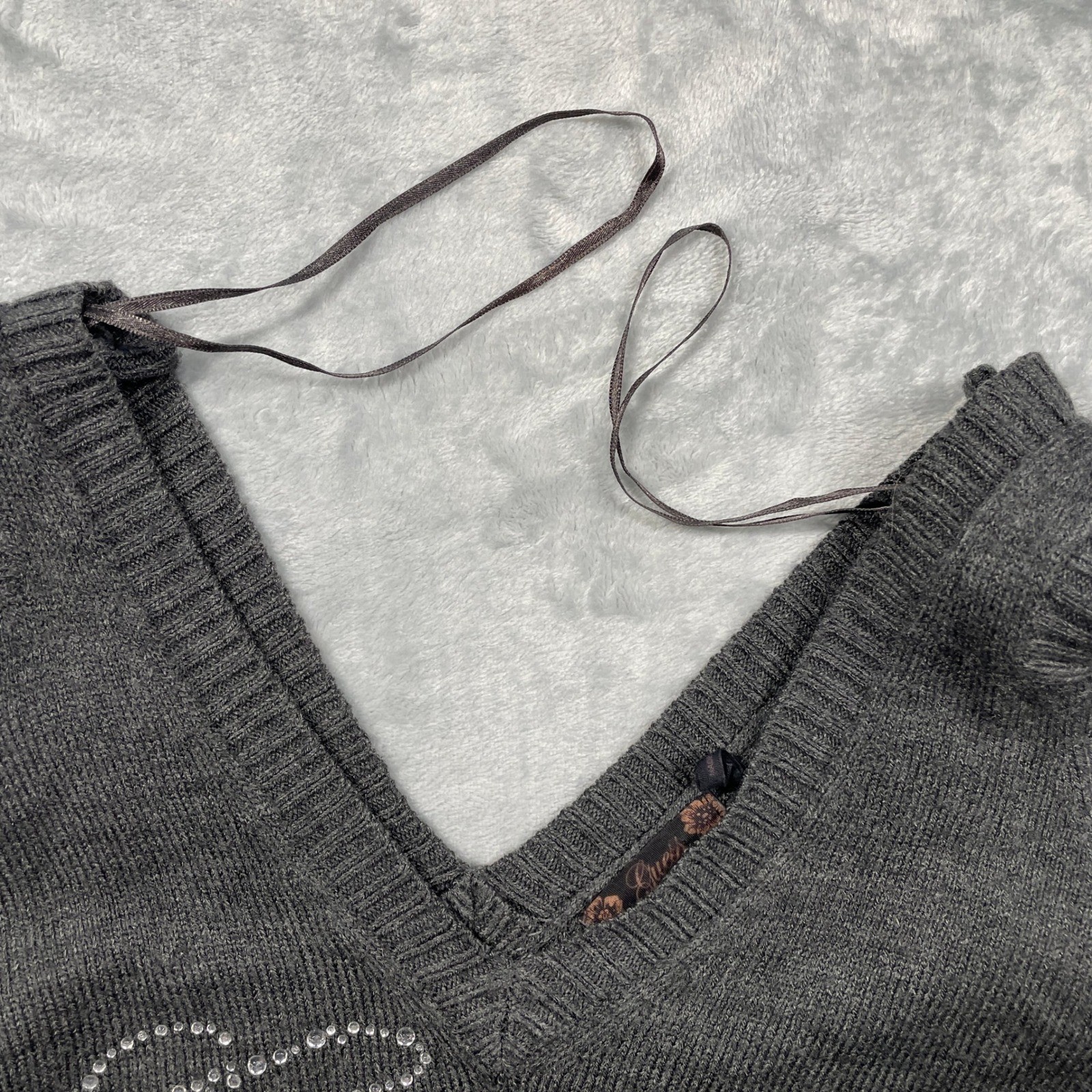 Guess Cold Shoulder Sweater Womens Gray Rhinestone Logo Ribbed Knit V-Neck Large