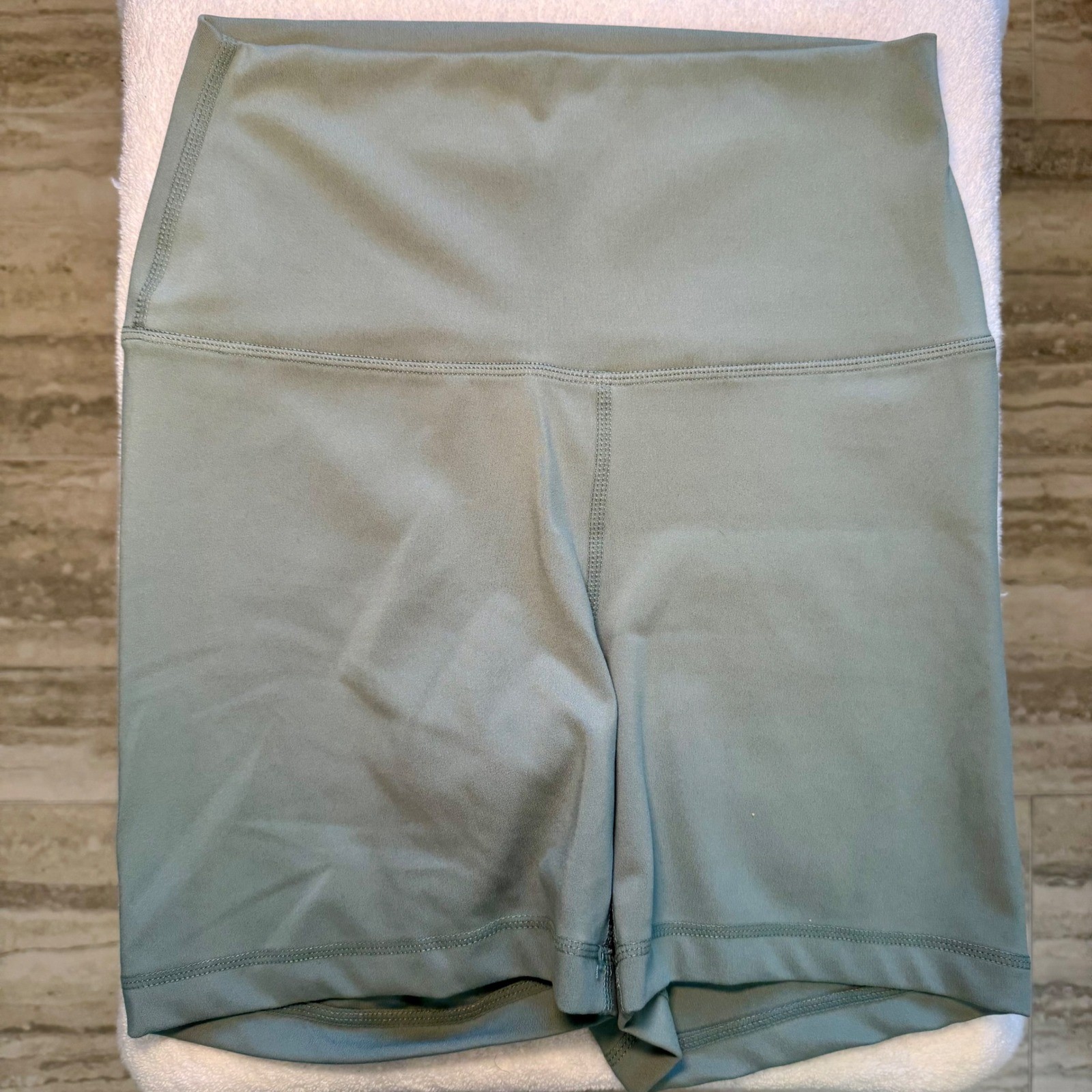 Yogalicious Lux Everyday 5″ Short Sage Green High Waisted Womens Small Athletic