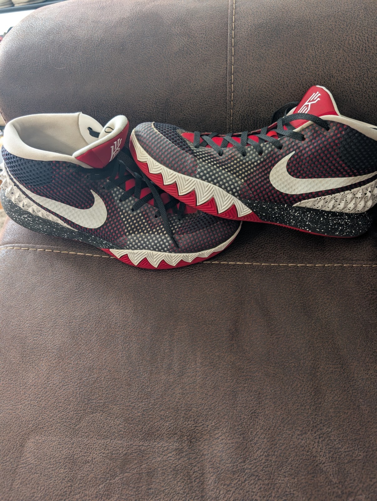 Nike Kyrie 1(Venom )Men’s Basketball Shoes Size 11.5