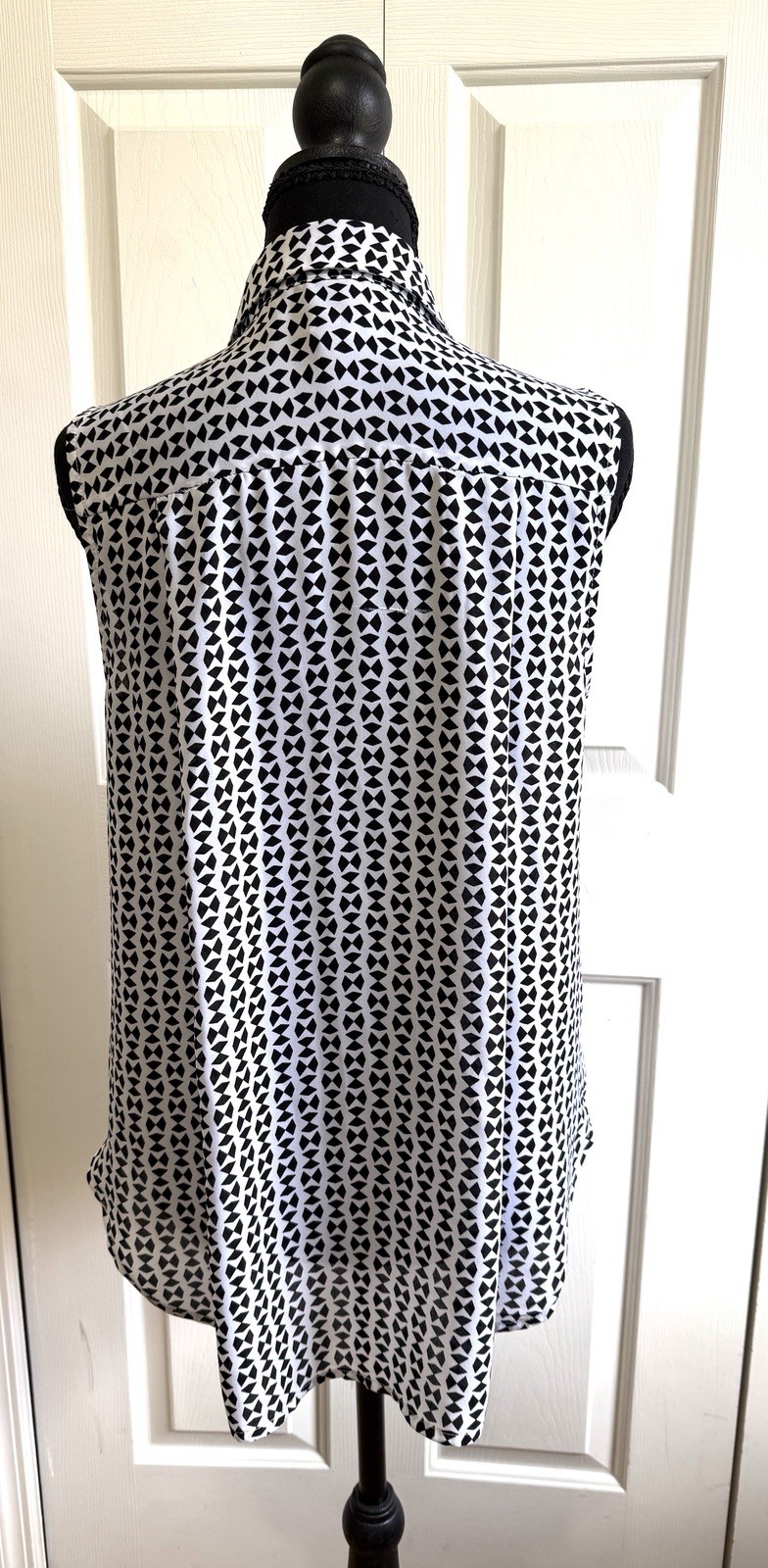 Worthing White And Black sleeveless collared button up blouse Size S