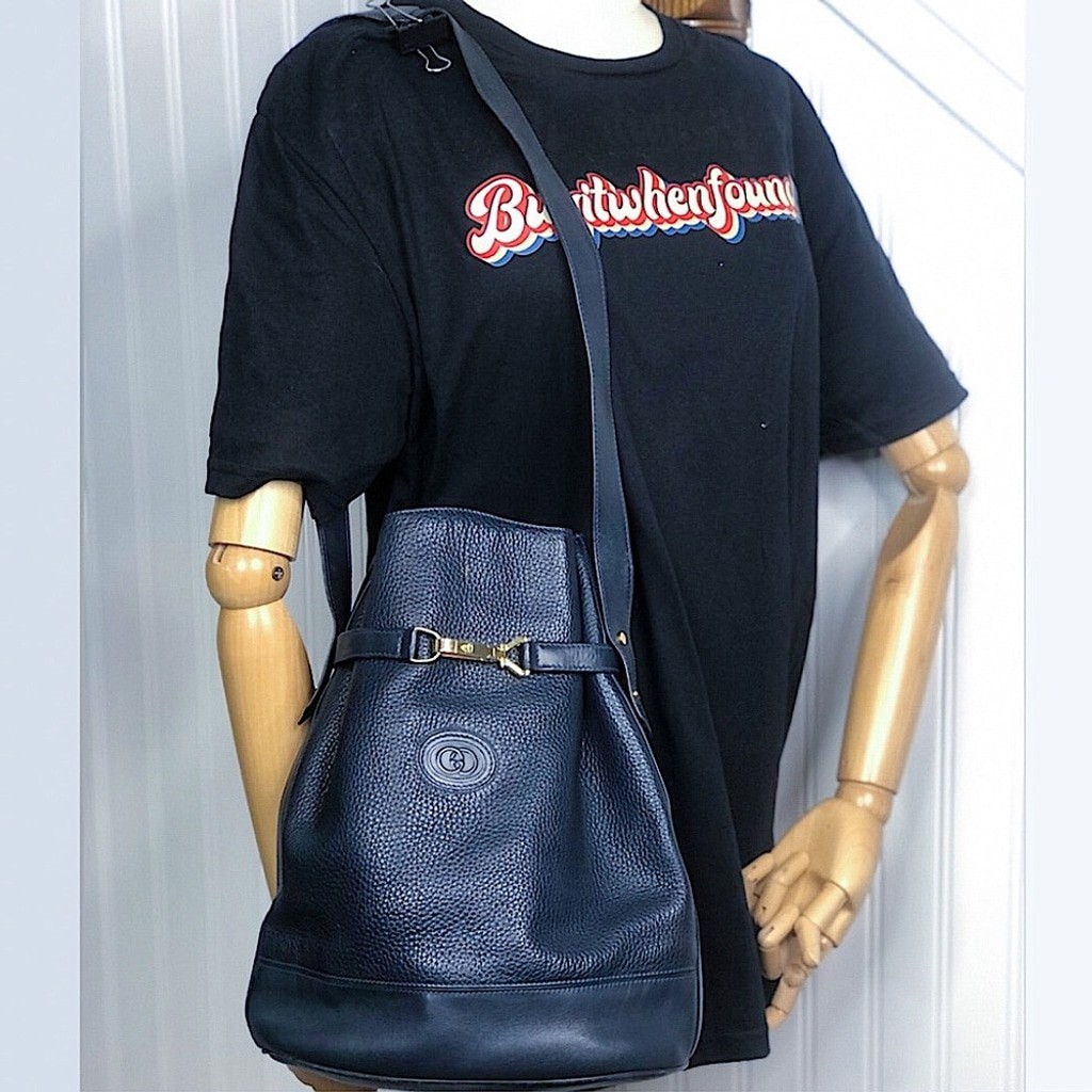 GUCCI Navy Leather Horsebit Bucket Bag Suede Lining Gucci Knight Zip Pull MINT
