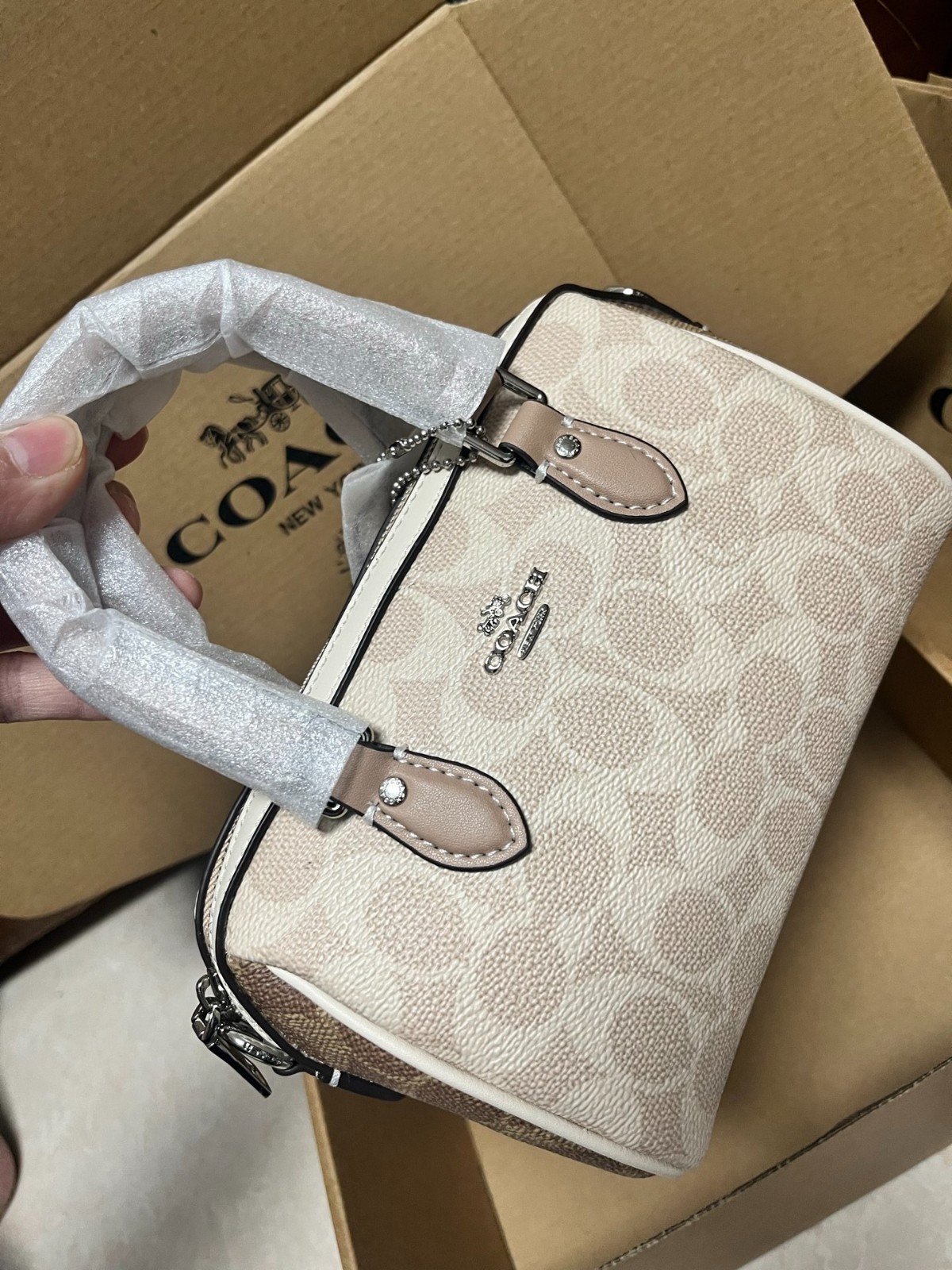 COACH Women’s Light Brown Chain Crossbody Bag, Classic Leather Shoulder Bag