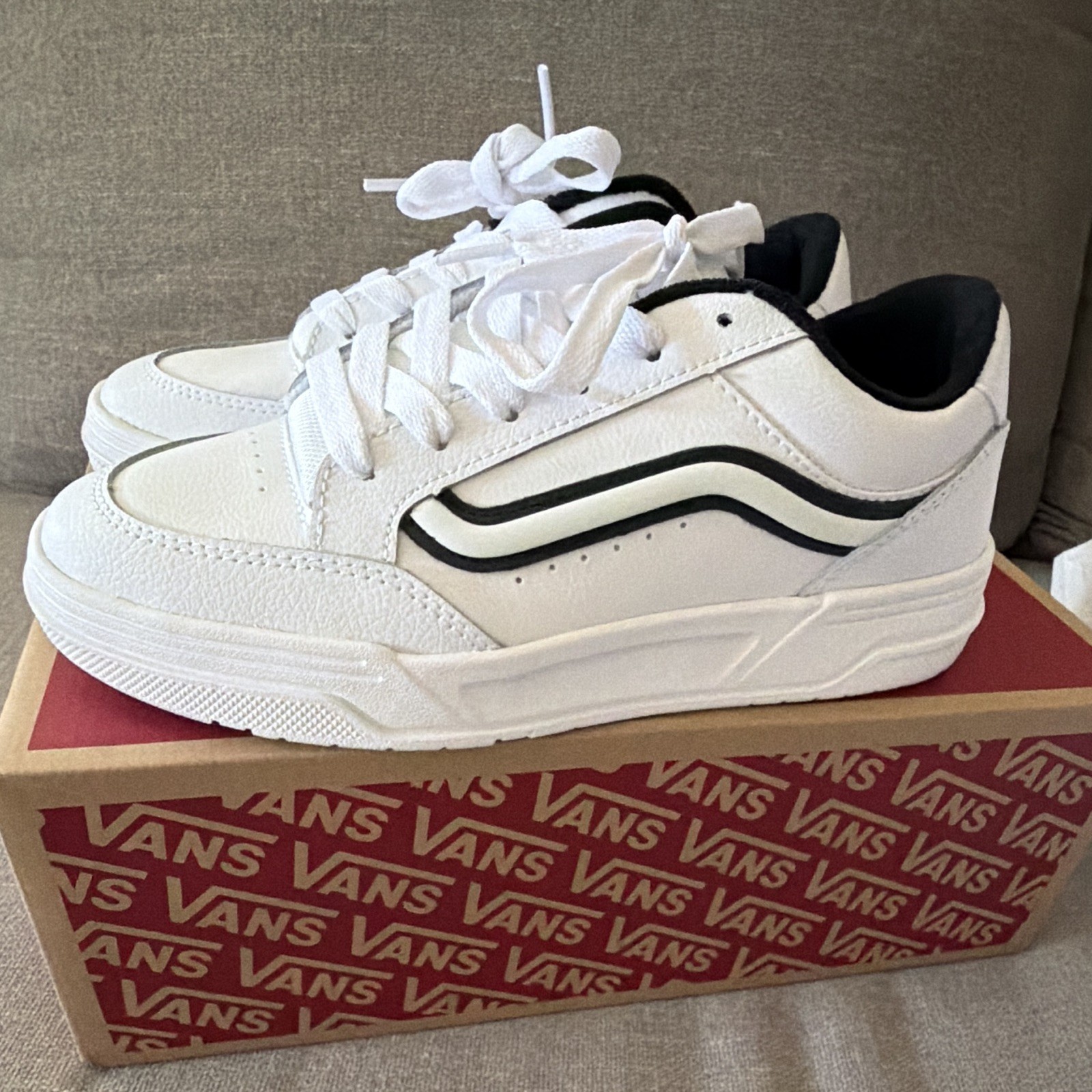 VANS Big Kids Hylane Shoe size 6 chunky white and black skate