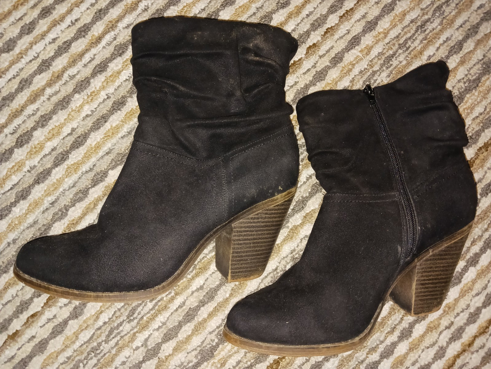 Fergalicious Women’s Black Faux Suede Ankle Bootie Round Toe Zip US 9