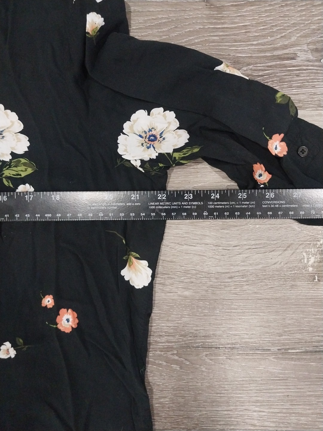 Brina & Em Large Black Roll-Up Tab Sleeve V-Neck Floral Top