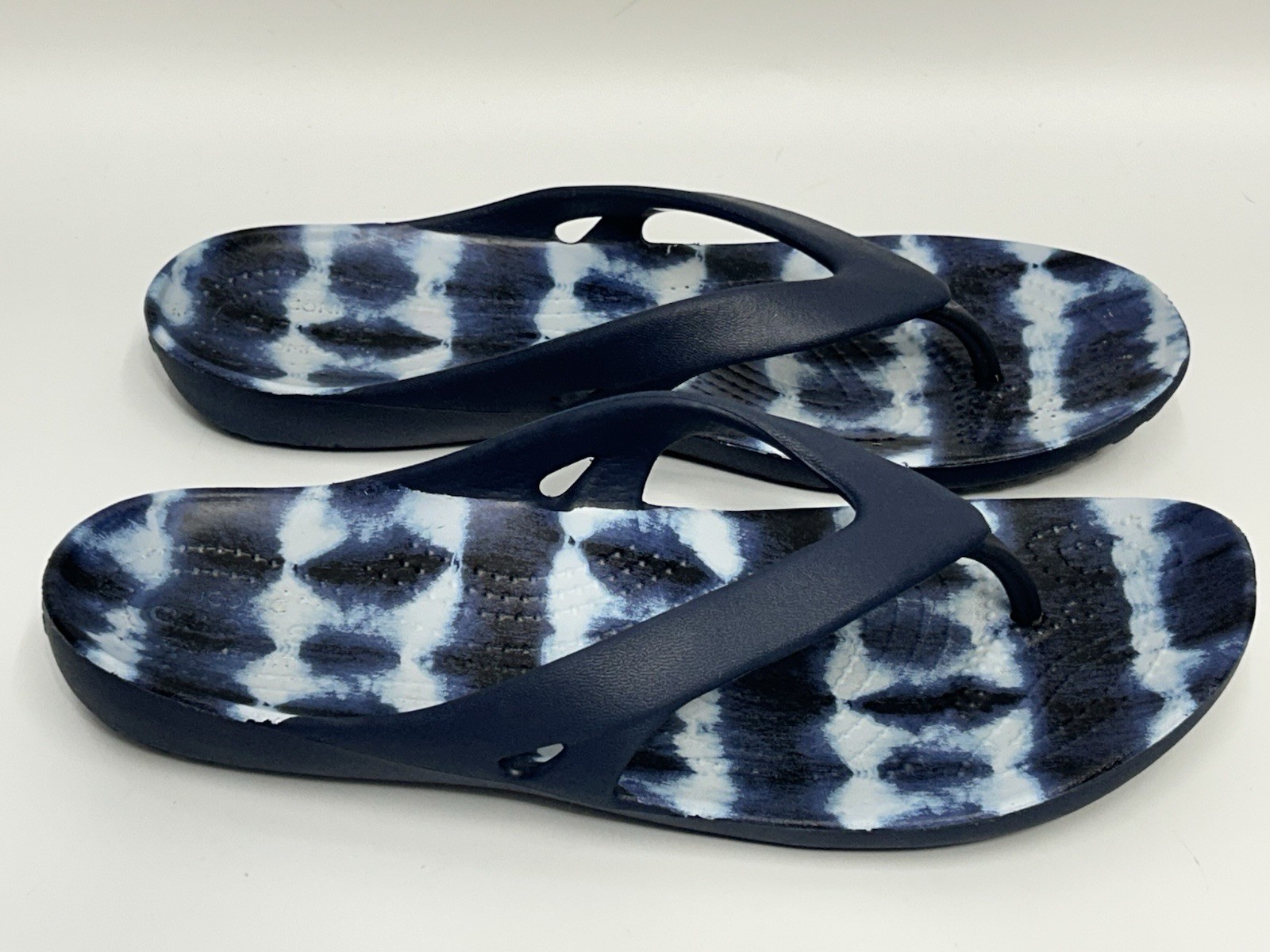 Crocs Kadee II Flip Flops Thong Sandals Womens 8 Blue Tie Dye Iconic Comfort