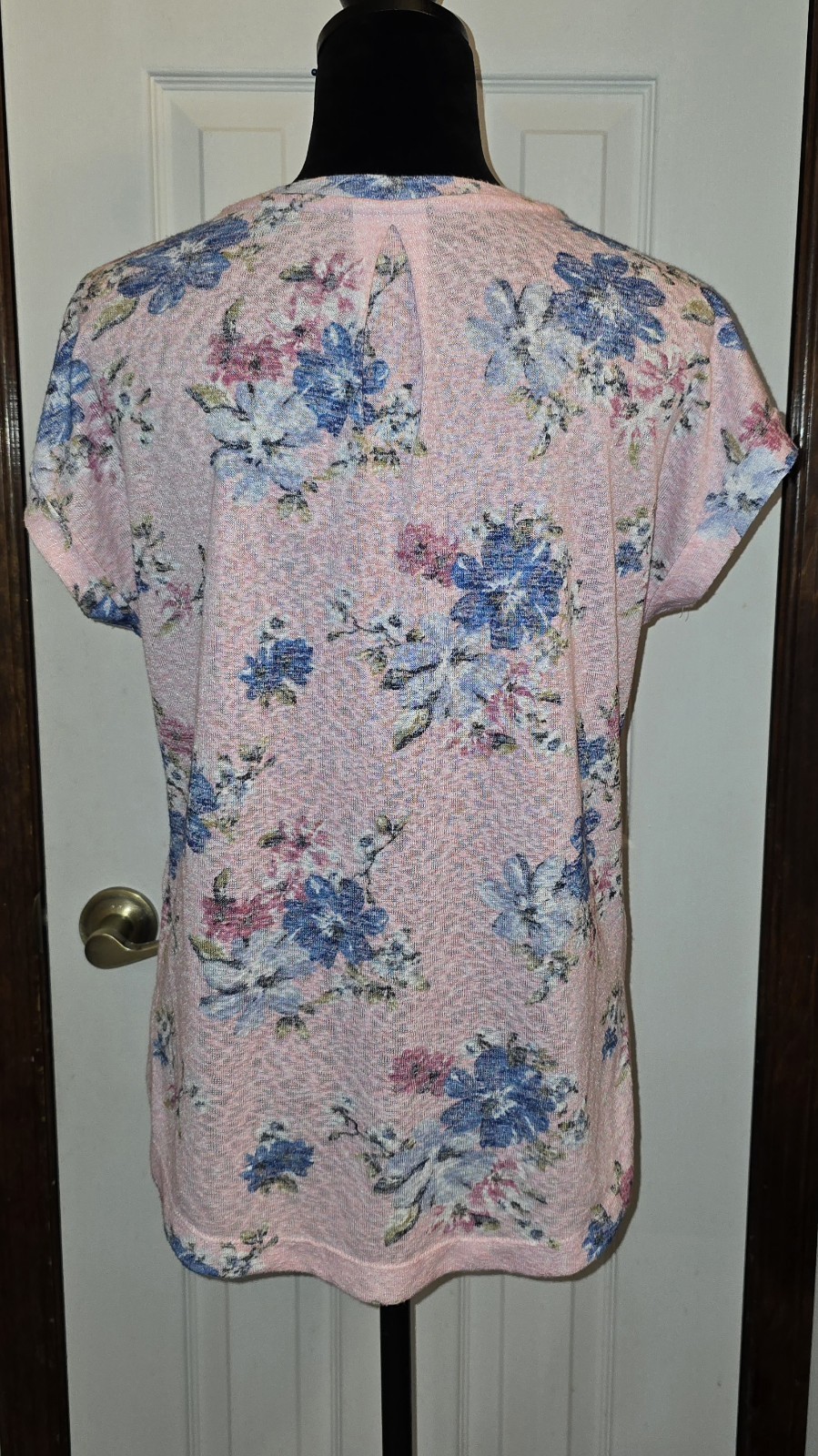 ​Bobeau Top Womens Small Pink Blue Floral V-Neck Pleat Back Knit Tee Slit S