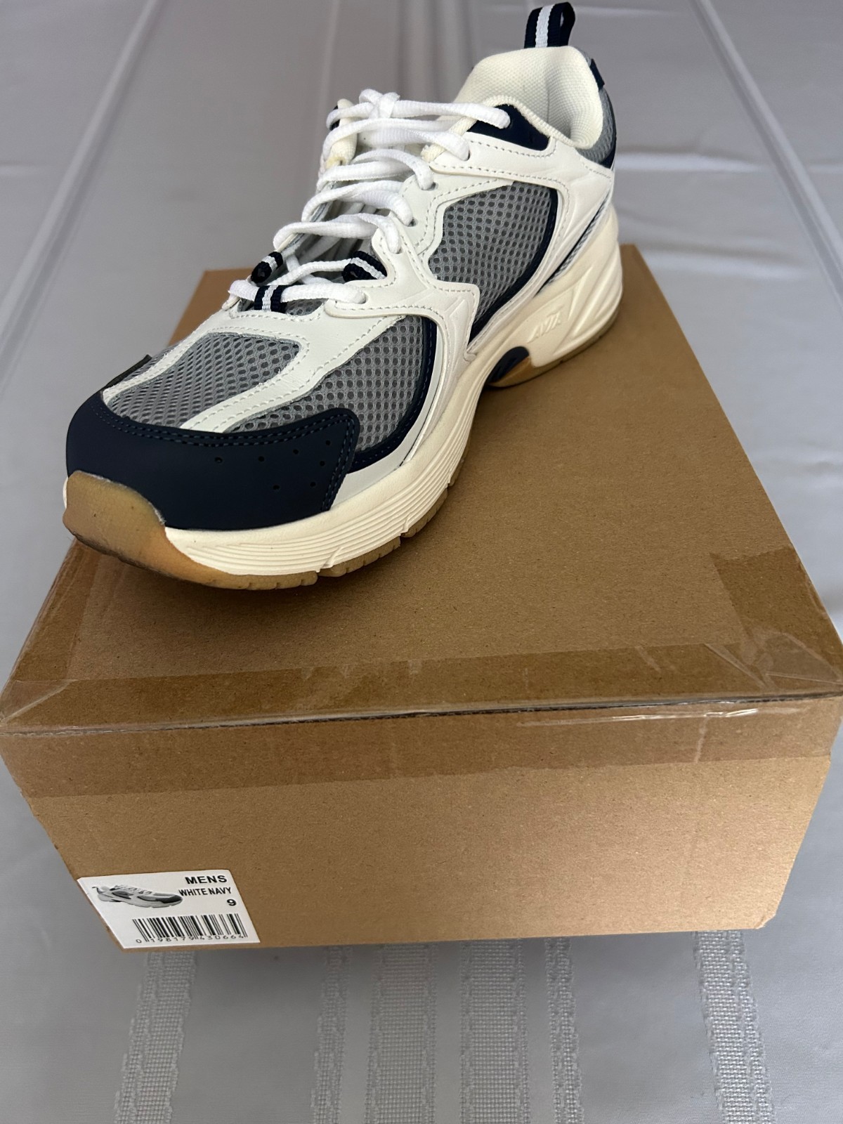 Avia Mens 5000 Athletic Performance Size 9 medium width running shoes White/Navy