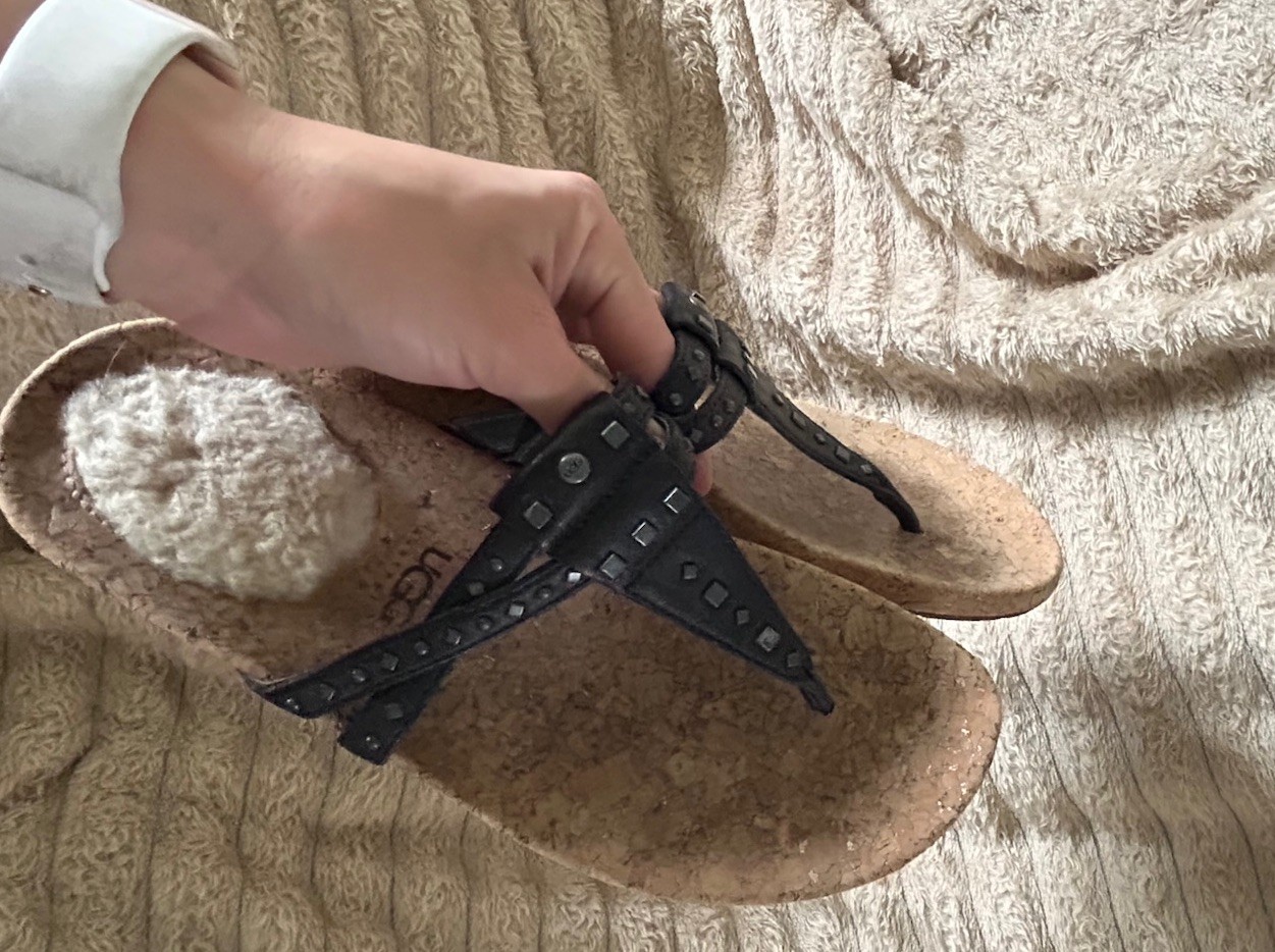 UGG Australia Women’s Deitra Black Leather Studded Thong Sandals Size 7