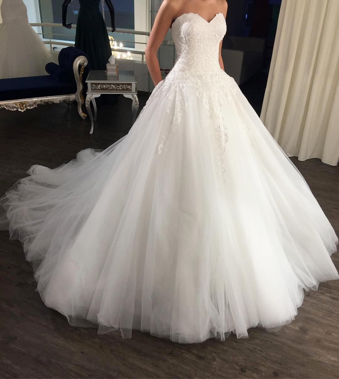 Classic Wedding Dresses Strapless Lace A Line White Ivory Tulle Bridal Gowns