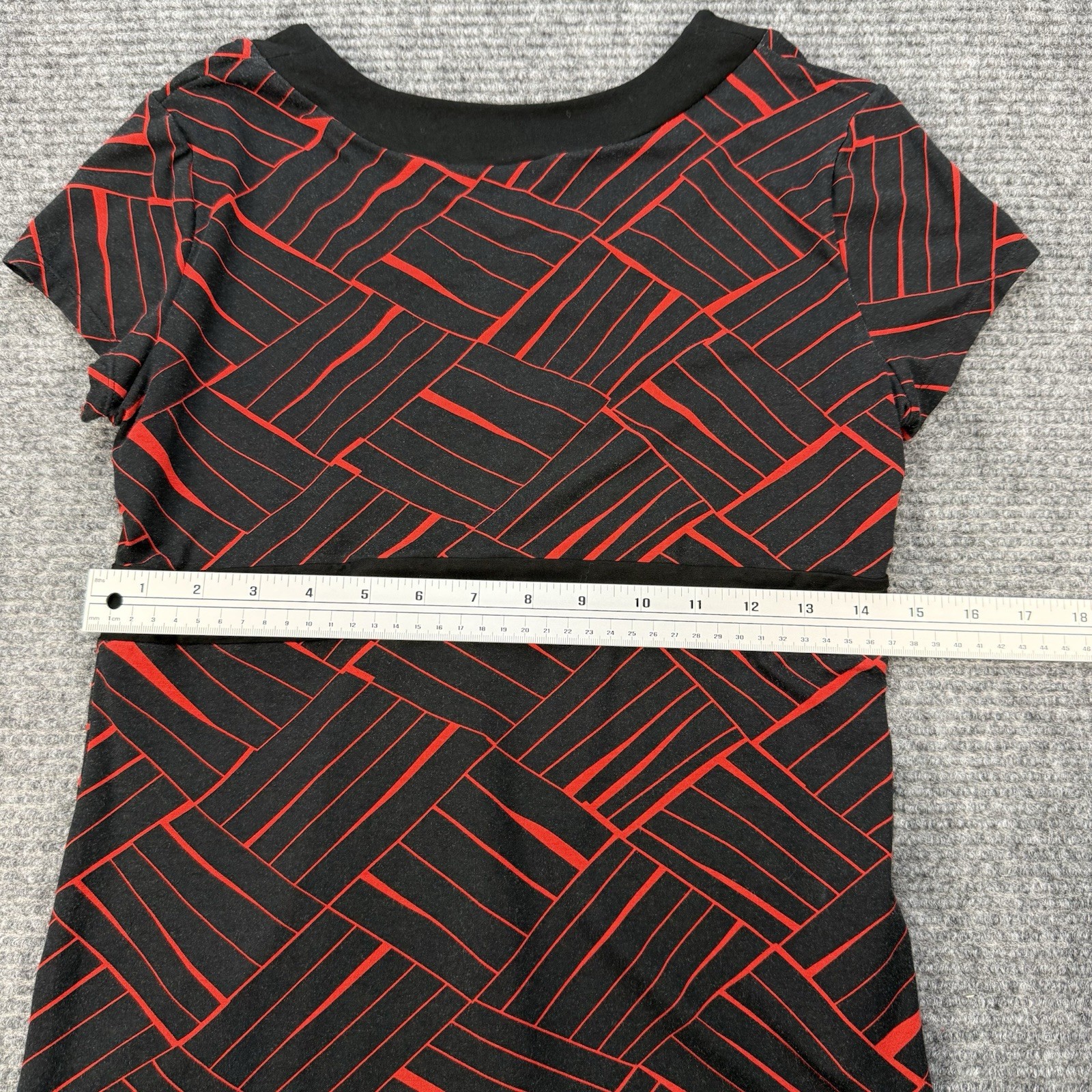 Ann Taylor Petite Medium V Neck Top Black Red Print Short Sleeve Stretch