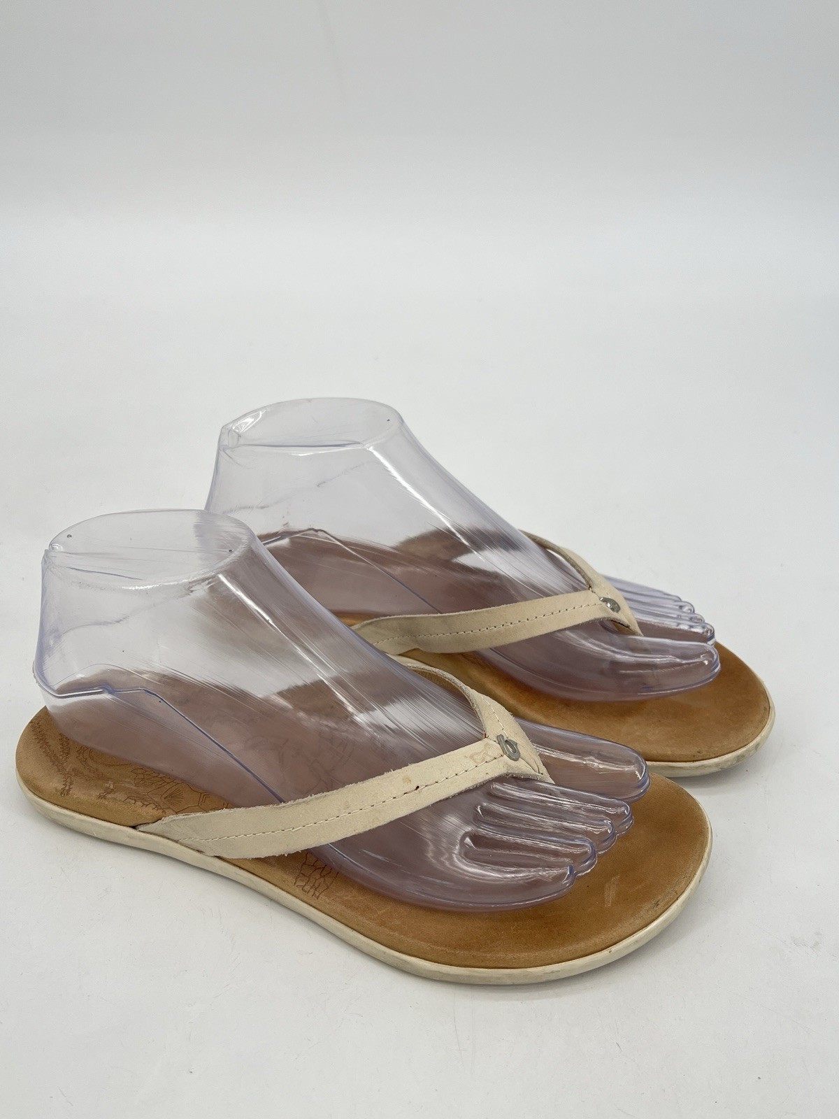 OluKai Honu Flip Flops Womens Size 7 Bright White Golden Sand Leather Sandals
