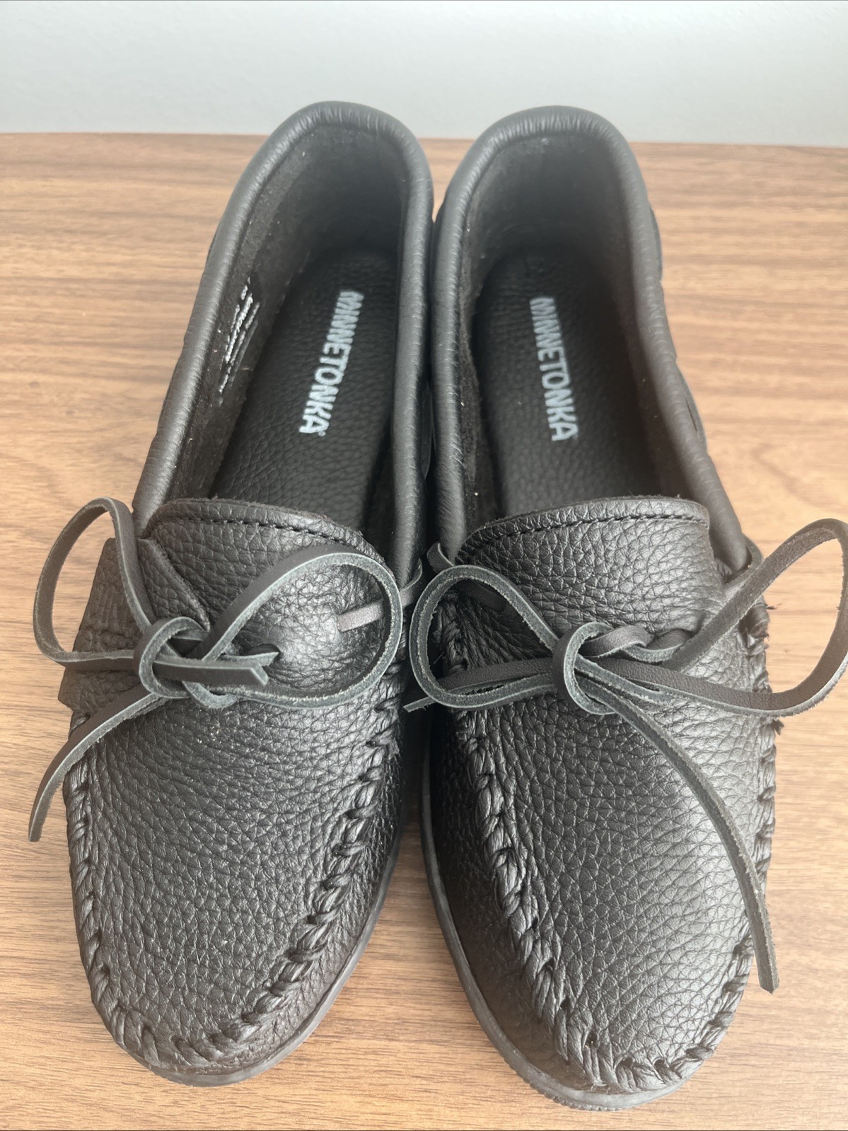 New Minnetonka Moccasin Black Women’s Classic Deerskin Leather Moccasins Sz 8.5