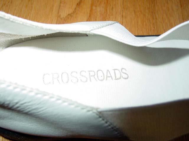 (2) pair Women’s CROSSROADS (1) WHITE & (1) BLACK – Fisherman Casual SZ- 9 1/2 M