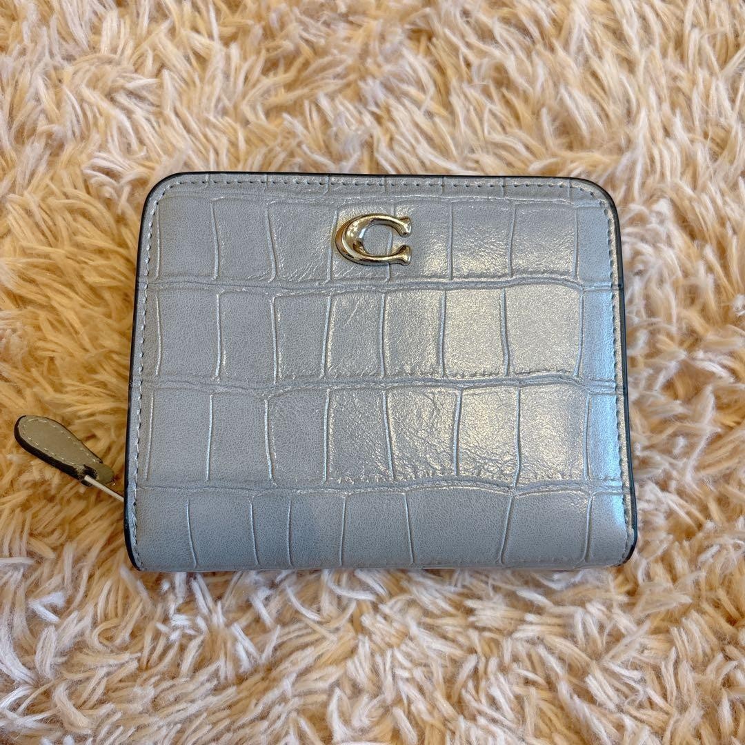 H Ri COACH Light Gray Crocodile Embossed Two Fold Wallet