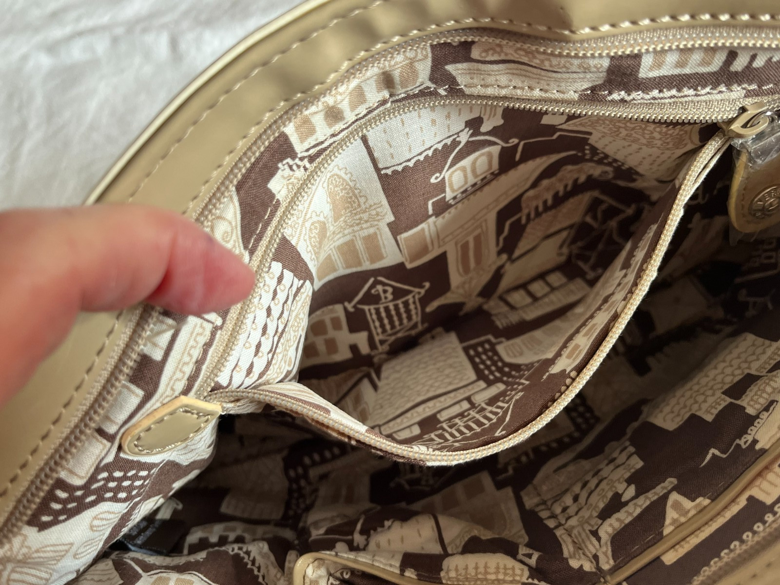 Vera Bradley Quilted Lt Tan Quilted Poly Crossbody Purse Patent Straps Accents