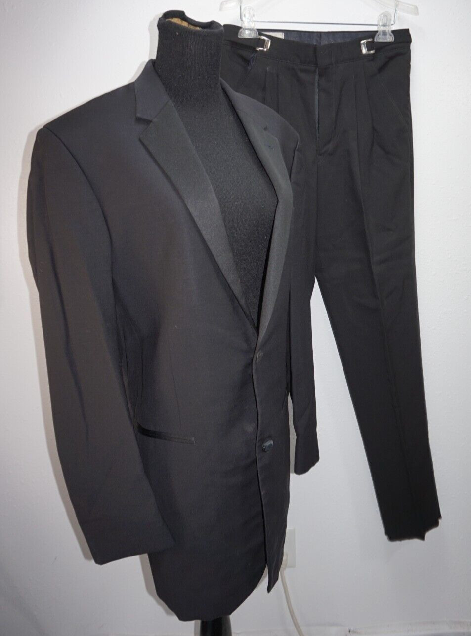 Calvin Klein Super 100s Worsted Wool 2 Pc Tuxedo 39L Black Ex-Rental Satin Trim