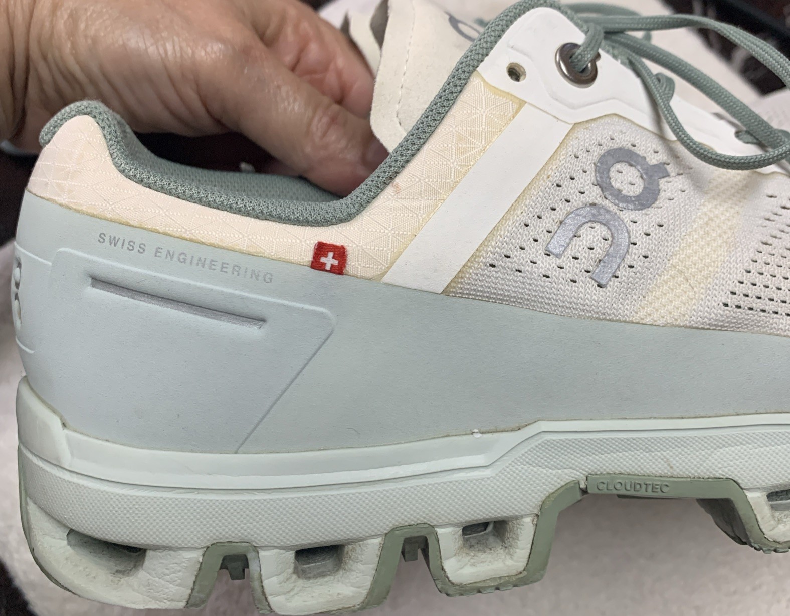 ON Running Women’s US 10.5 Cloudventure White/Moss