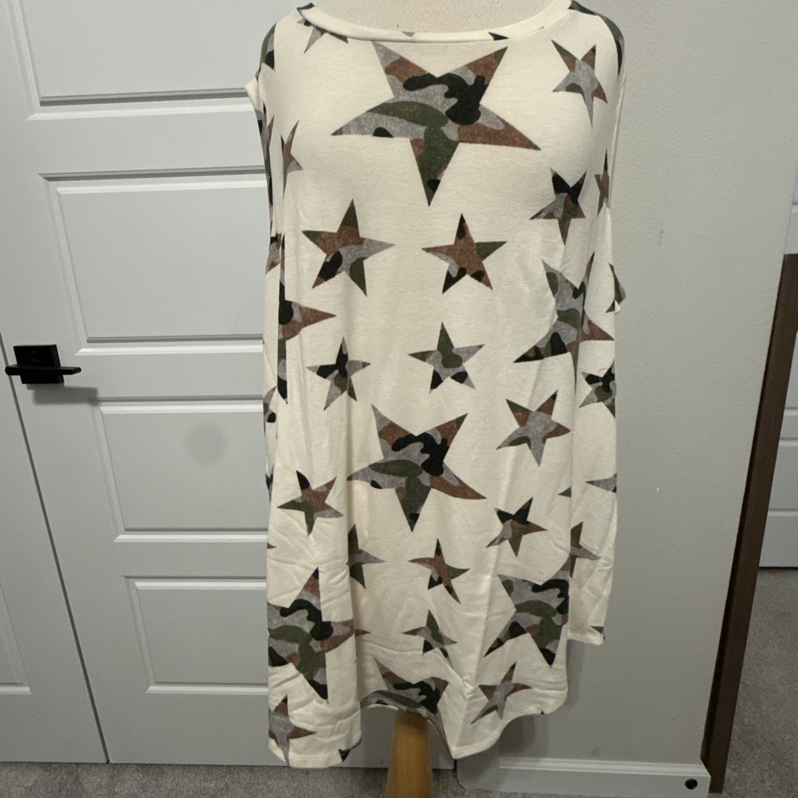 NEW! Lularoe 3XL Cocoa Sleeveless Camouflage Stars Ivory Tank Top NWT