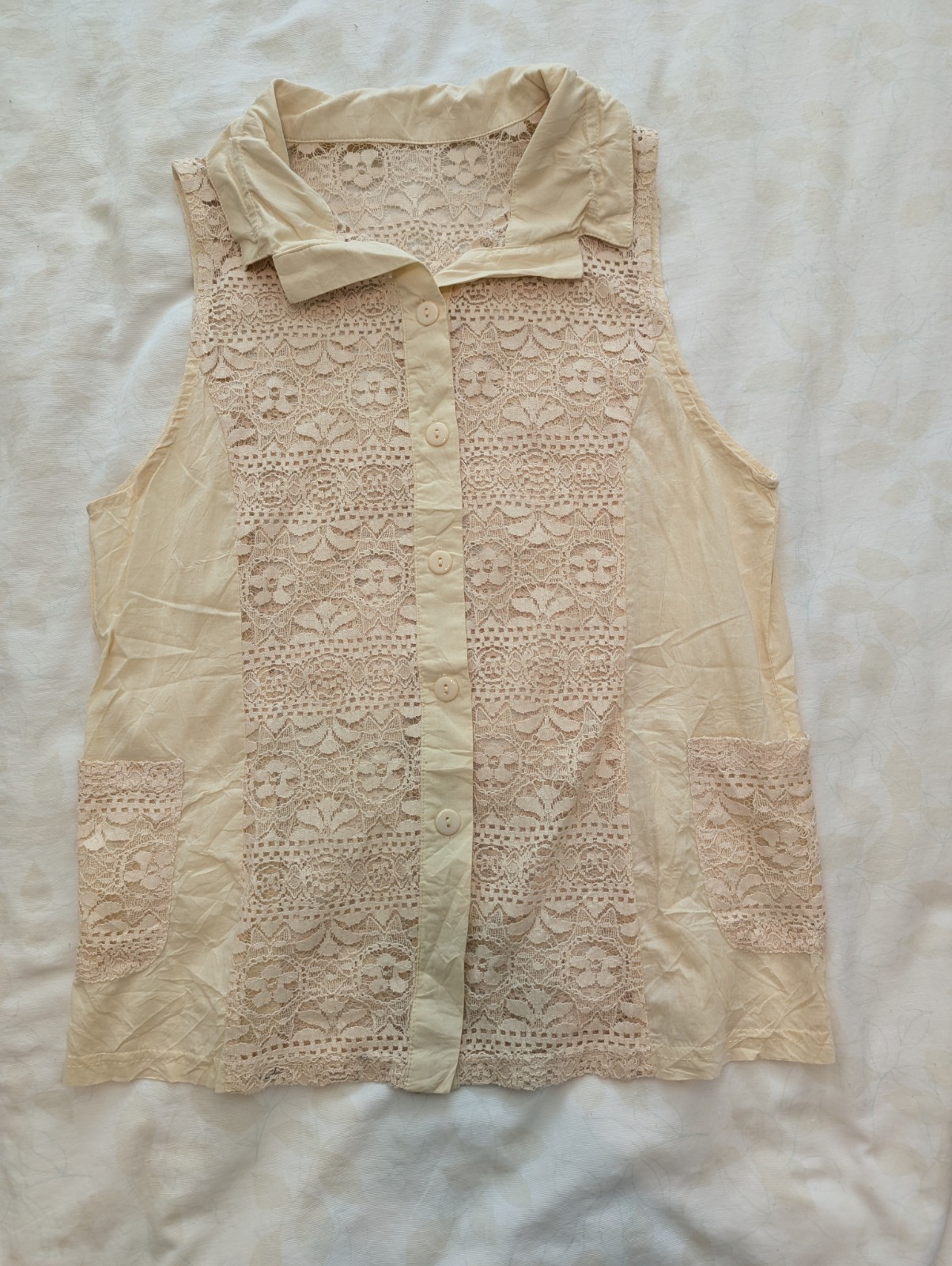 NWOT Cream sleeveless button up top with lace panels Size M