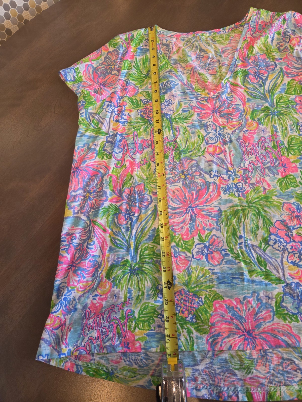Lilly Pulitzer Women’s 2XL Etta T Shirt With Aloha LILY Pattern