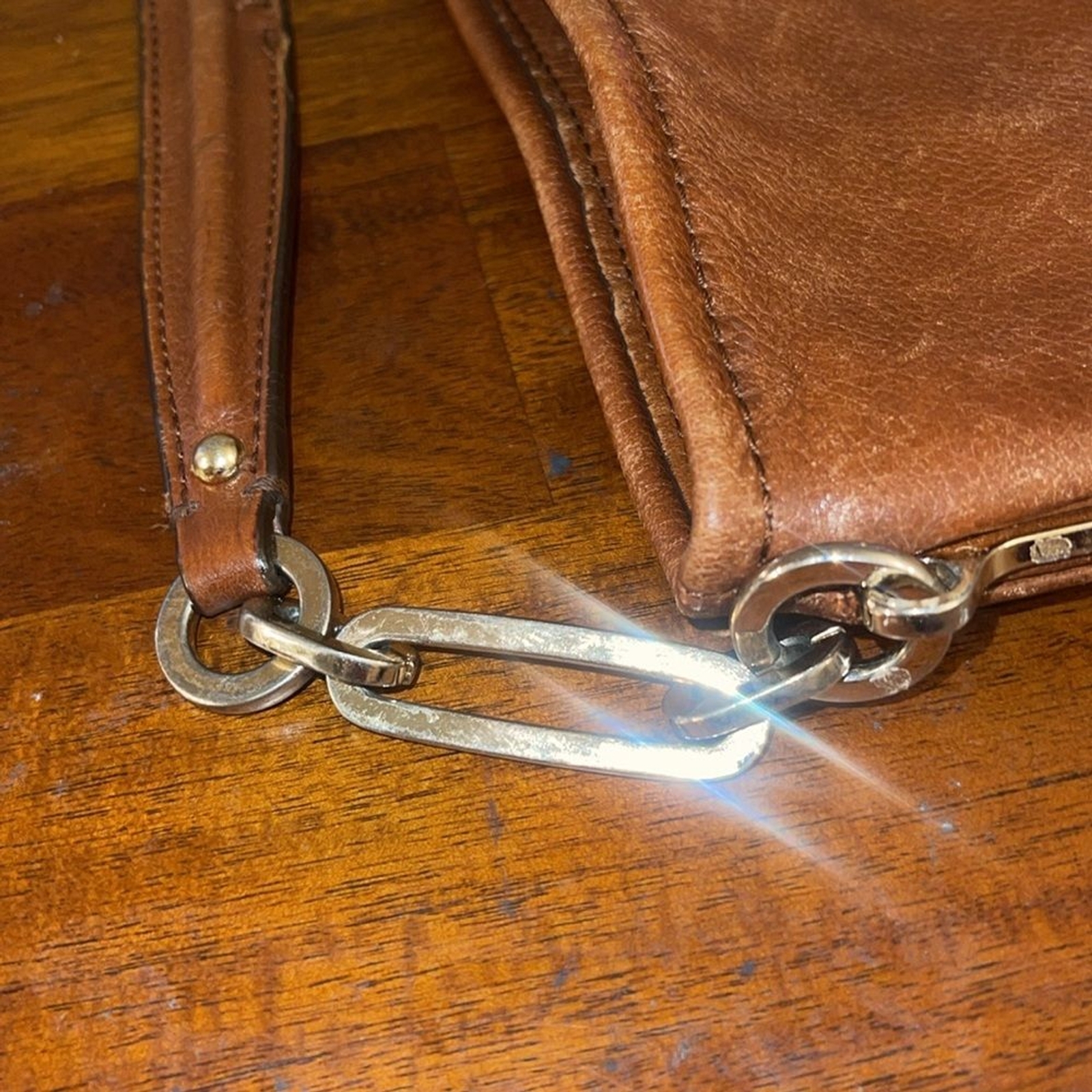 Coach Madison Pebbled Leather Shoulder Bag. Camel brown. Code 27858.