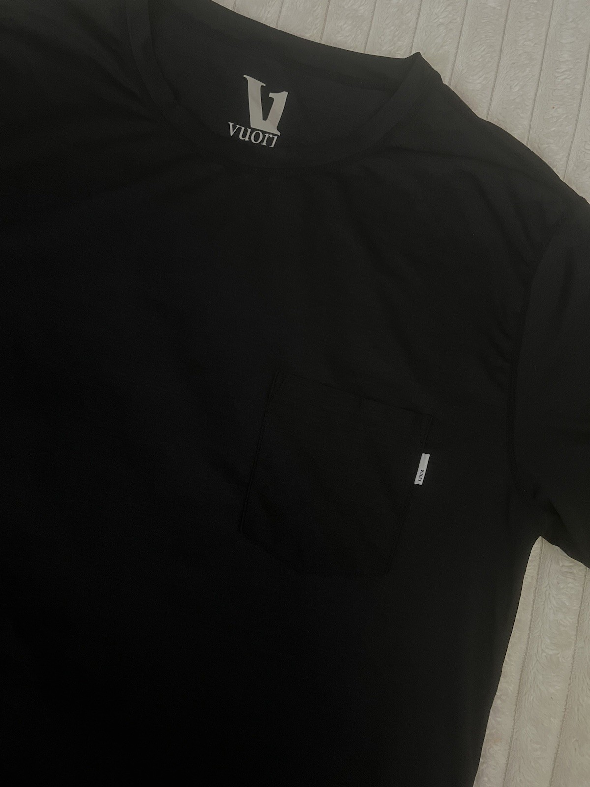 Vuori Tradewind Performance Tee T-Shirt Mens Medium Gym Workout Training Pocket