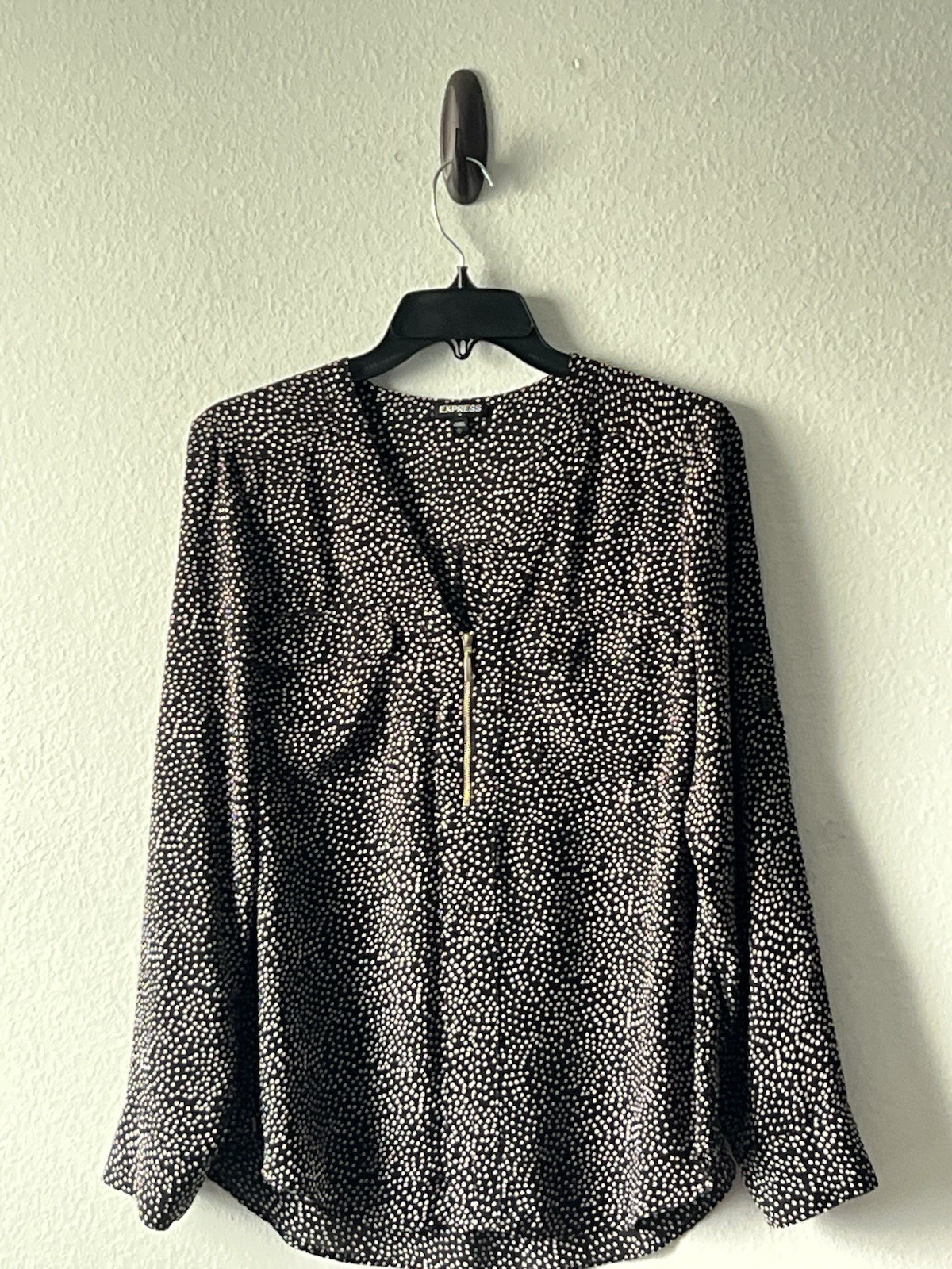 Express Women’s Micro-Dot Lightweight V Neck Adjustable Sleeve Blouse Size M
