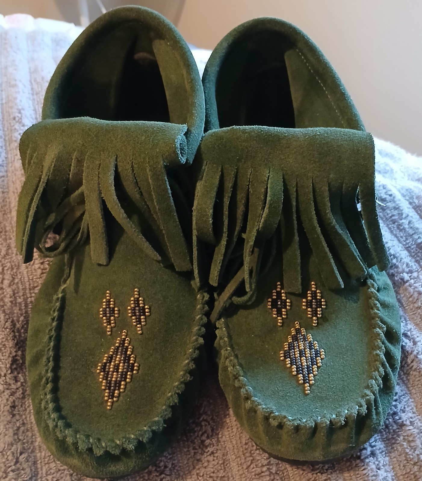 Manitobah Mukluks Olive Beaded Fringe Suede Moccasin Boots Vibram Sole Womens 10