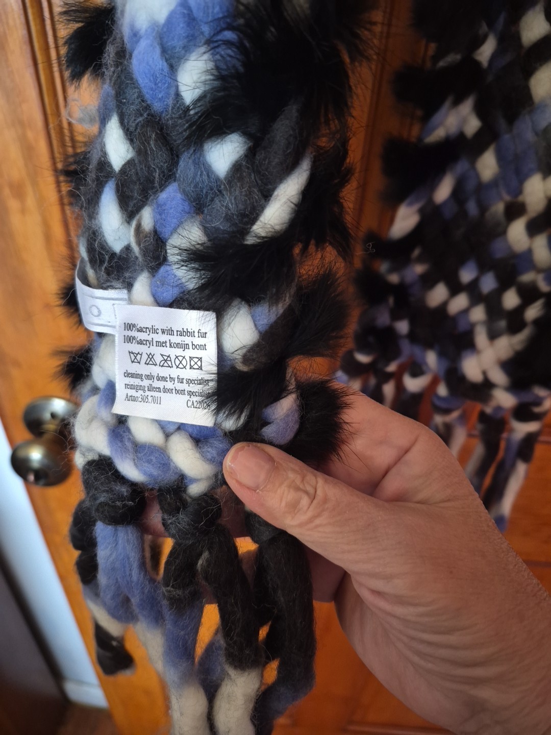SAOPAULO Genuine Rabbit Fur Crocheted Scarf Tasseld 70″ L x 7″W NWOT