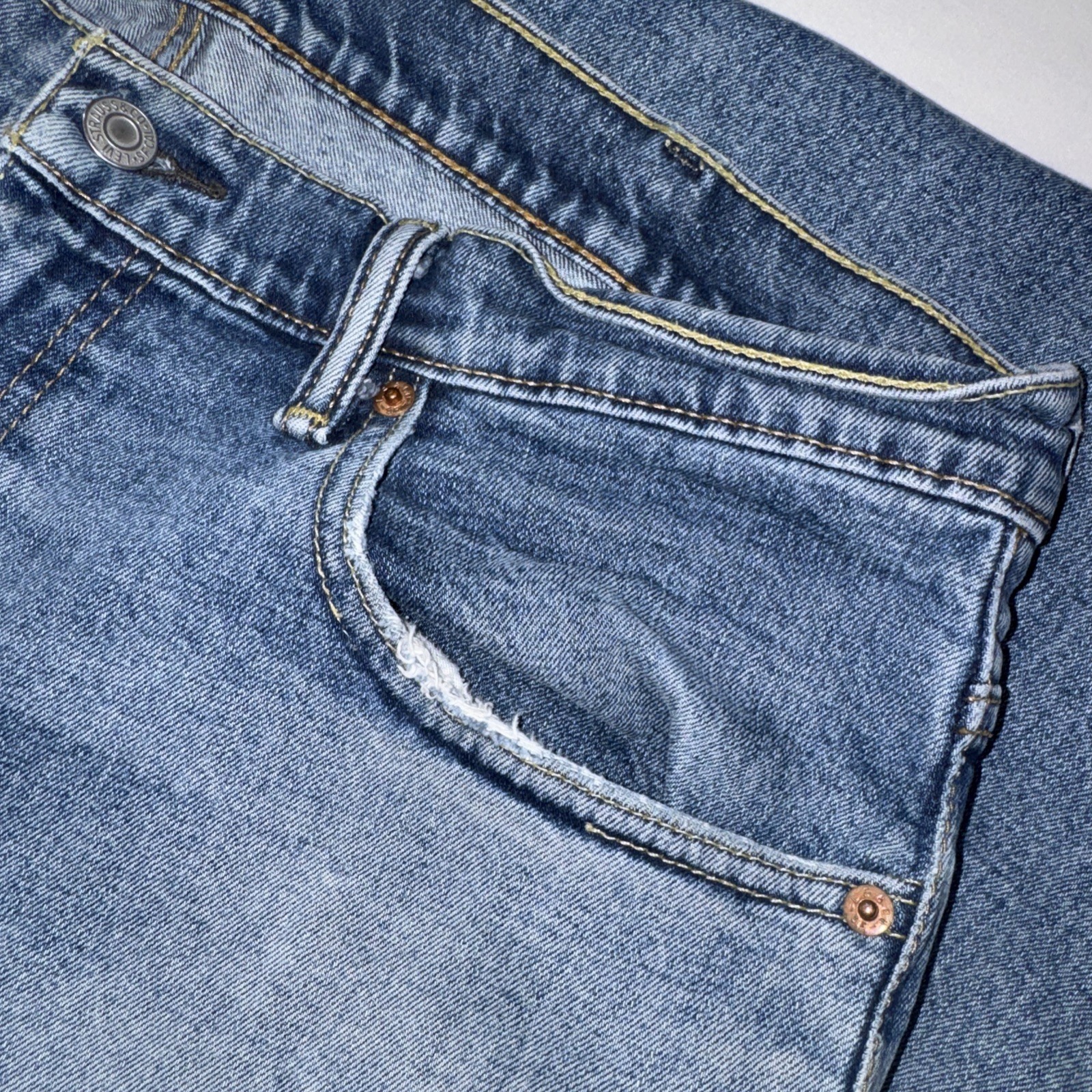 Levi’s 550 Men’s Relaxed Fit Jeans – Stonewash Blue Size 38×34 Thrashed
