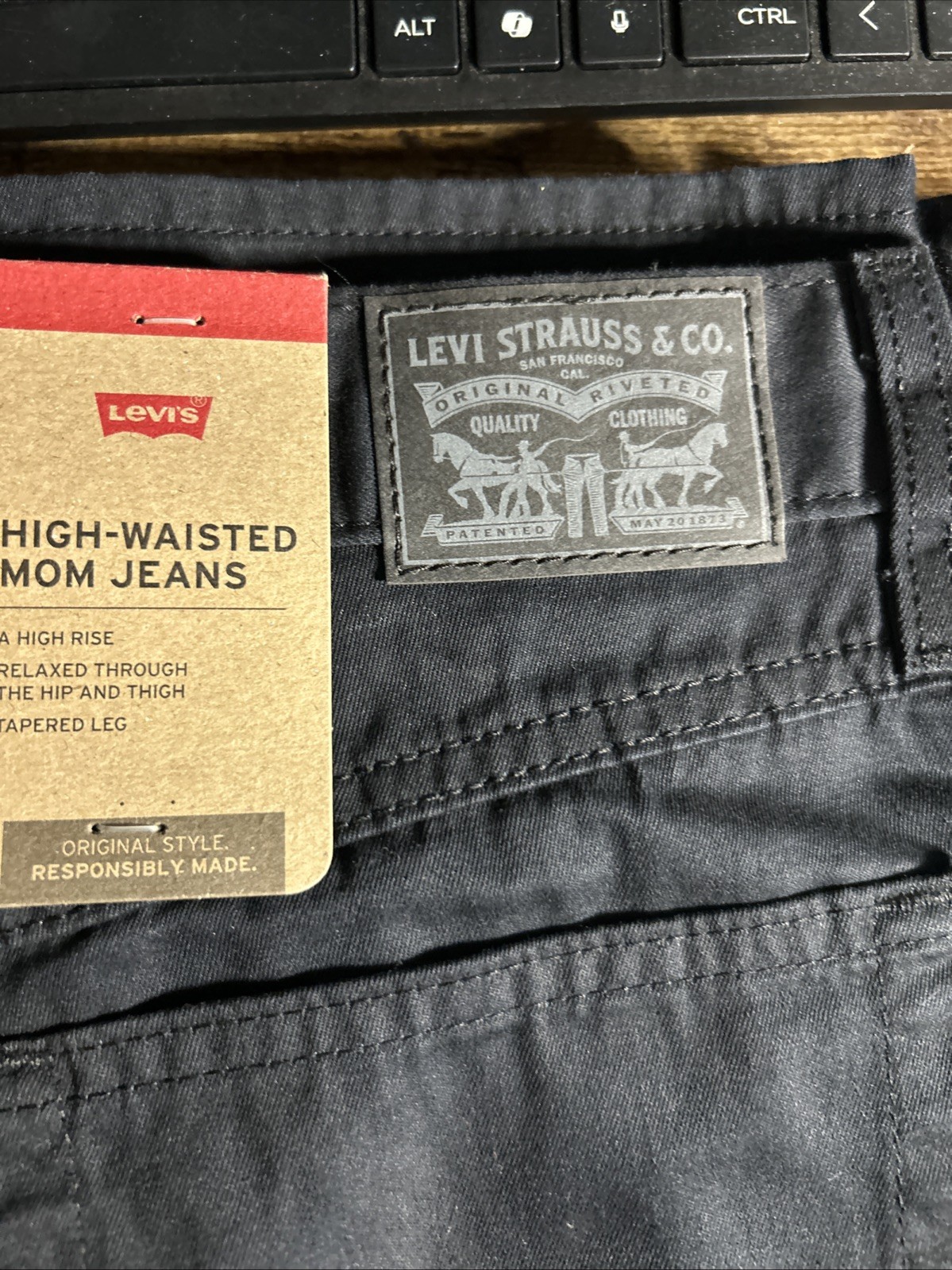Levi’s Womens High-Waisted Mom Jeans -black – Size 30×30 *NEW w/ Tag*