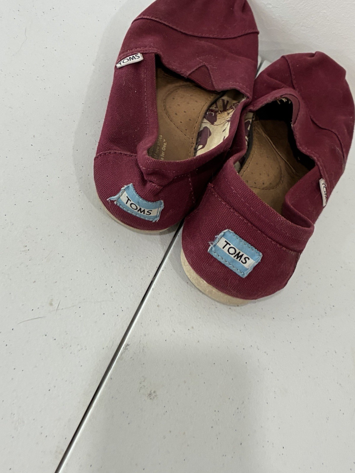 TOMS Womens Burgundy Canvas Slip-On Flats US 9 M Comfort Round Toe Logo