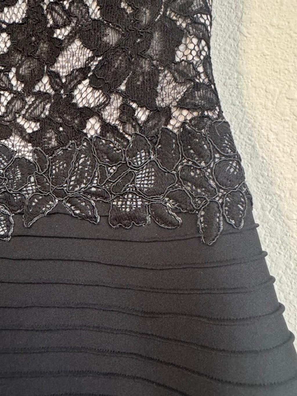 TADASHI SHOJI Neoprene Pintuck A-Line Dress Lace Bodice Size 6 *DESIGNER*