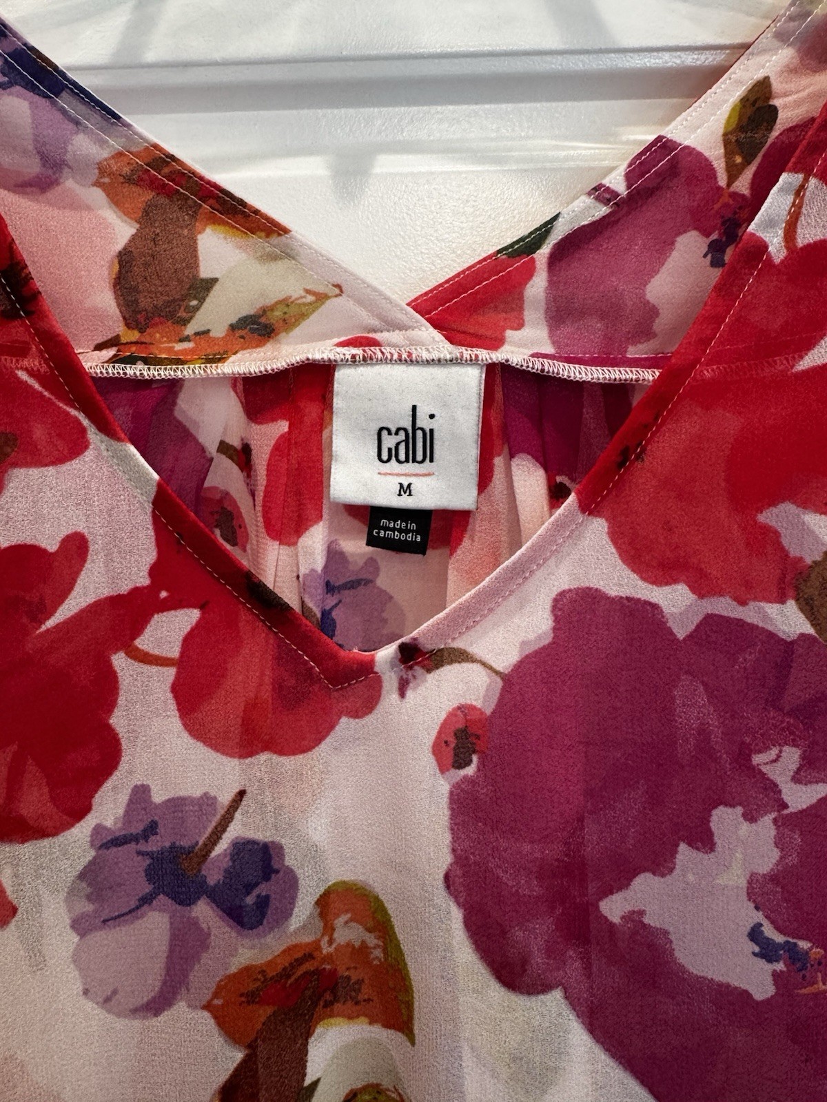 NWT CAbi #4347 Floral Passion Top V-neckline Fluttery Cap Sleeve Top Size M