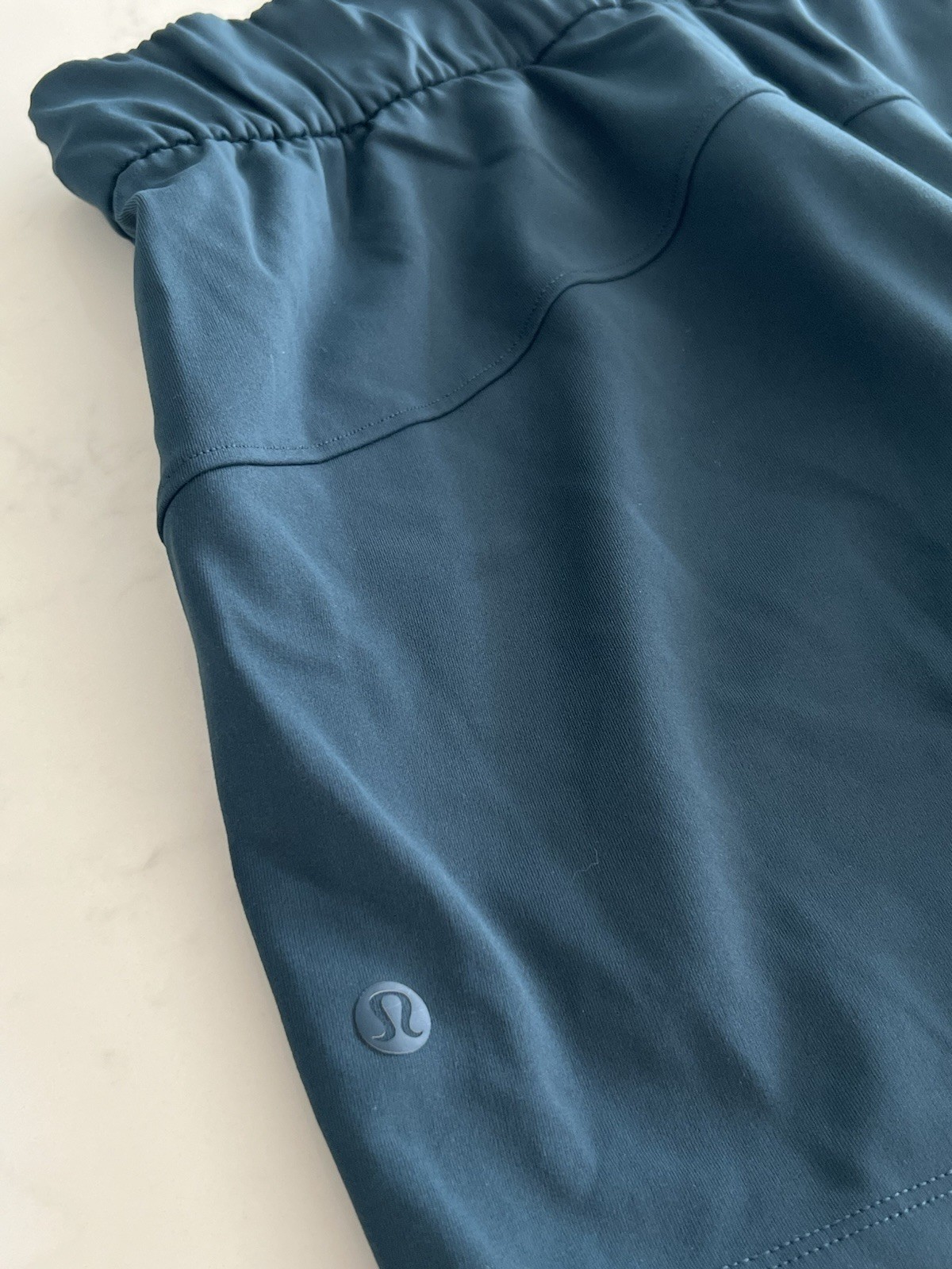 Lululemon On the Fly Shorts Submarine Size 4 Athletic Casual 2.5” Inseam
