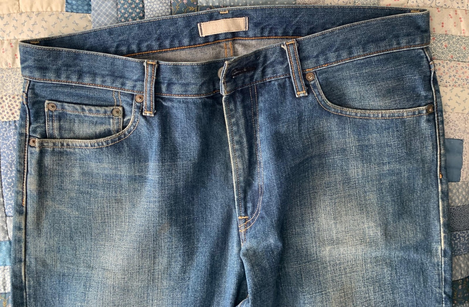 UNIQLO men’s blue jeans – 33/32 – Excellent condition as shown –b