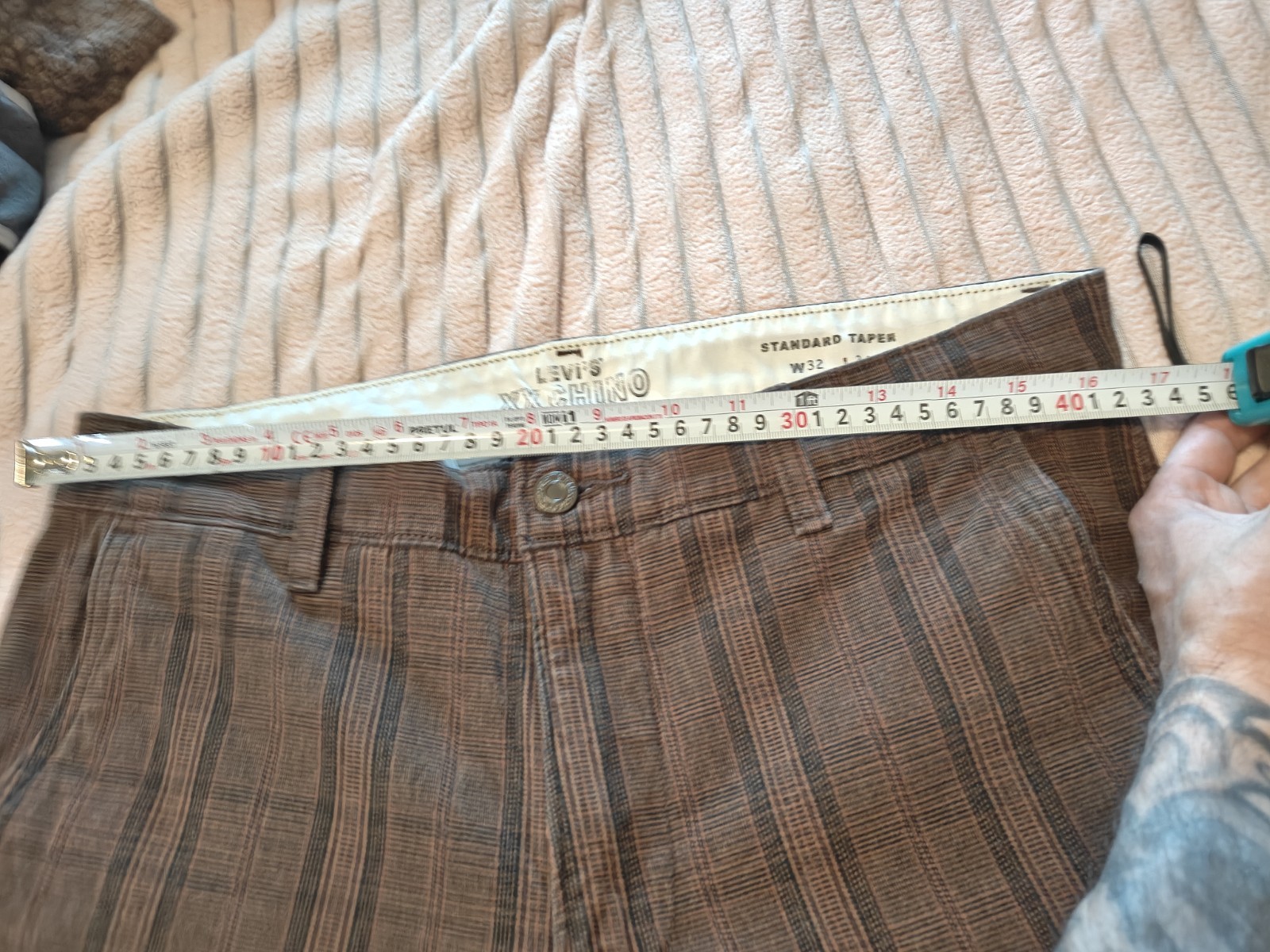 Mens Brown Plaid Patterned Levi’s Tapered Chinos EUC. Discontinued!! 32×34