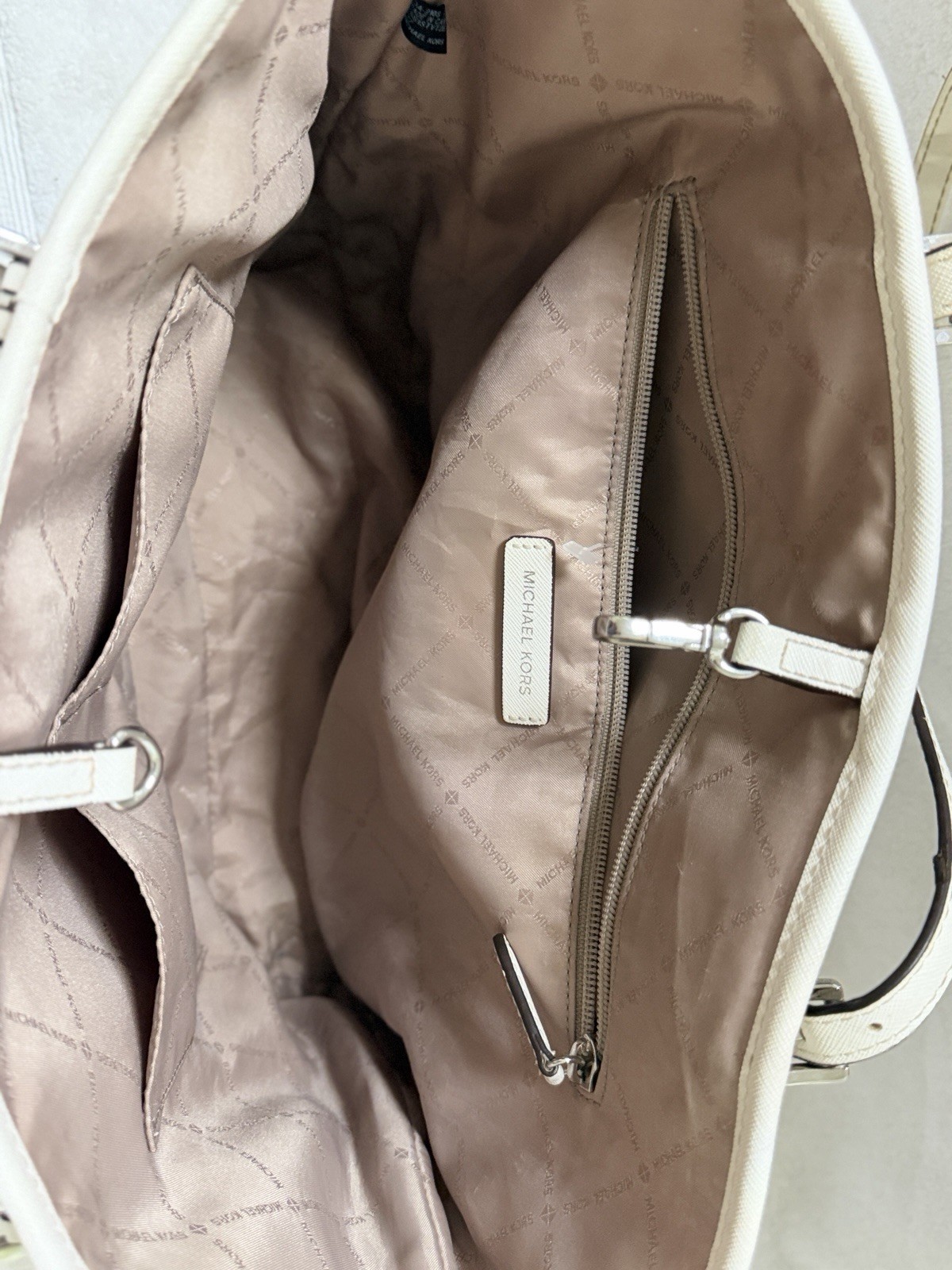 Michael Kors Jet Set MD Carryall Tote and Trifold Wallet – Graphic MK White/Brow