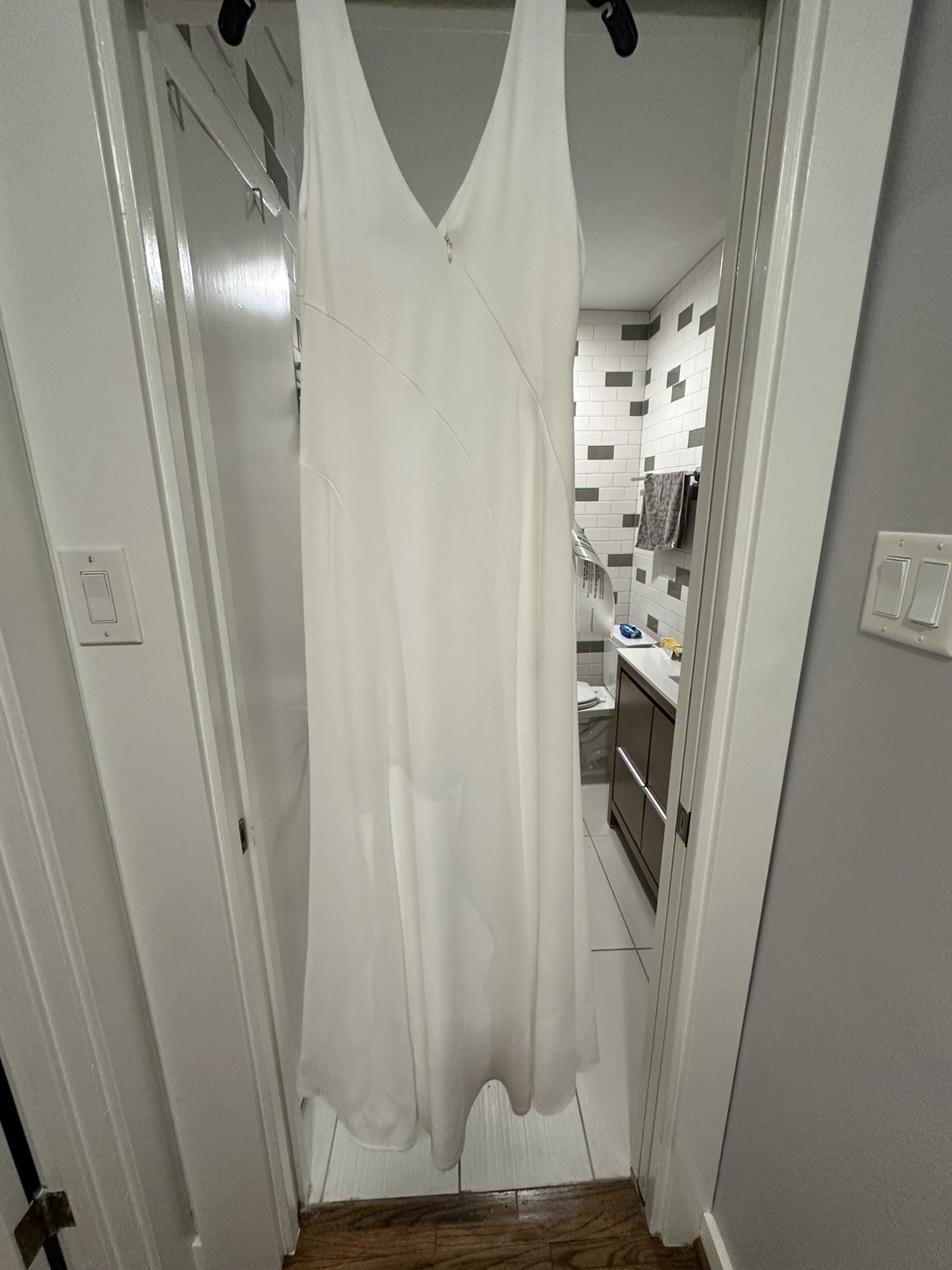 BCBGMAXAZRIA Off White V-Neck Sleeveless Hi-Low Maxi Dress Chiffon 6
