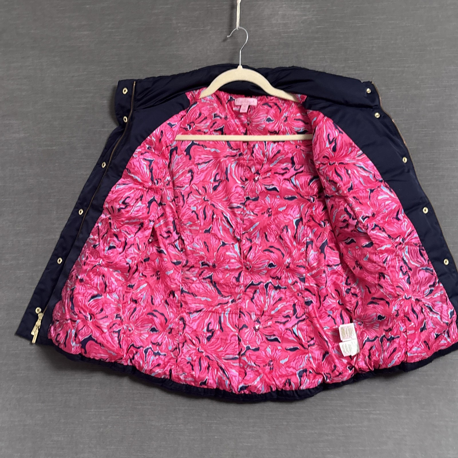 Lilly Pulitzer Vest M Navy Blue Down Puffer Quilted Pink Floral Lining Gold Trim