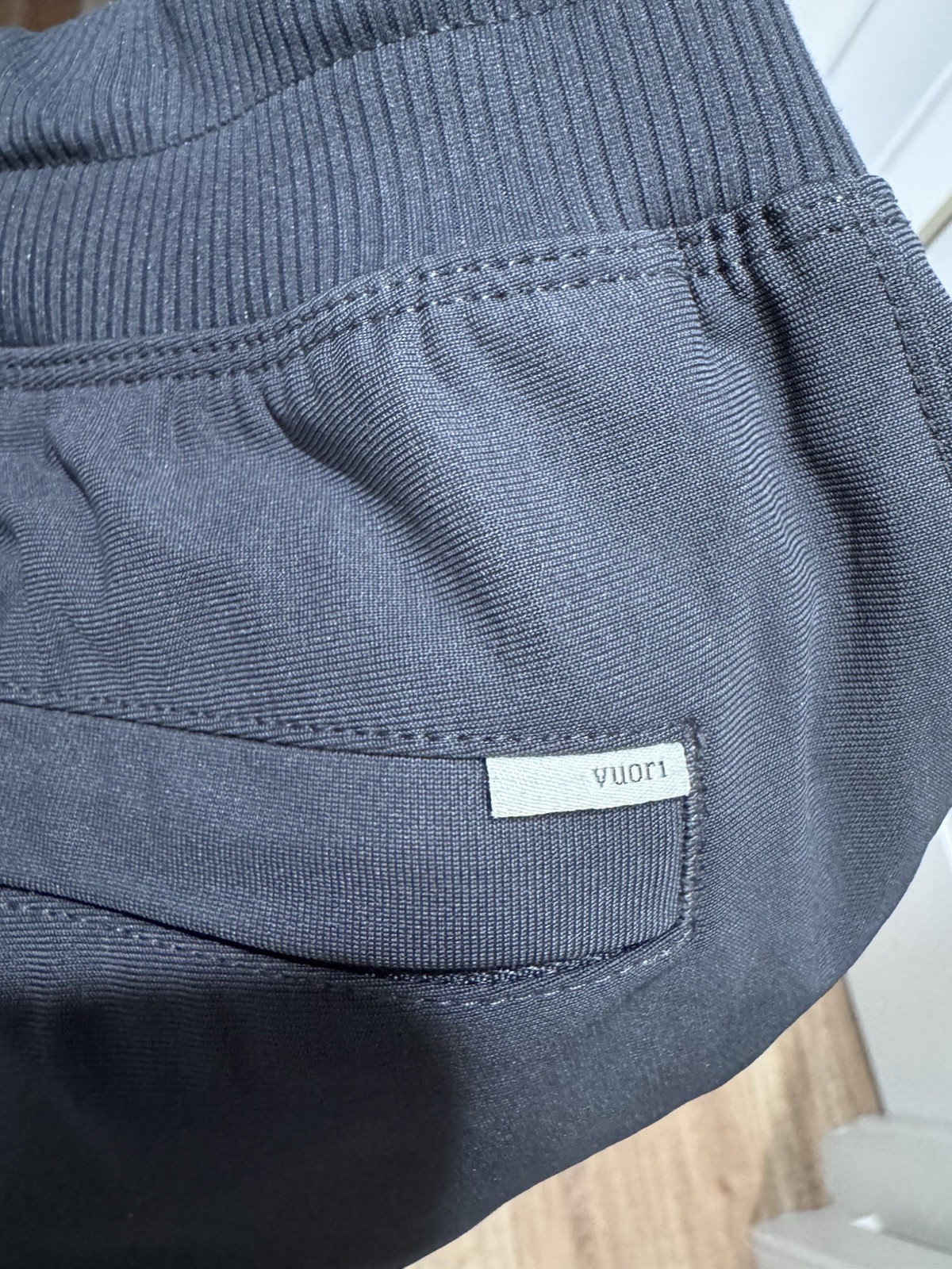 Vuori Men’s Black Jogger Pants Size M Drawstring Elastic Waist Ribbed Cuffs