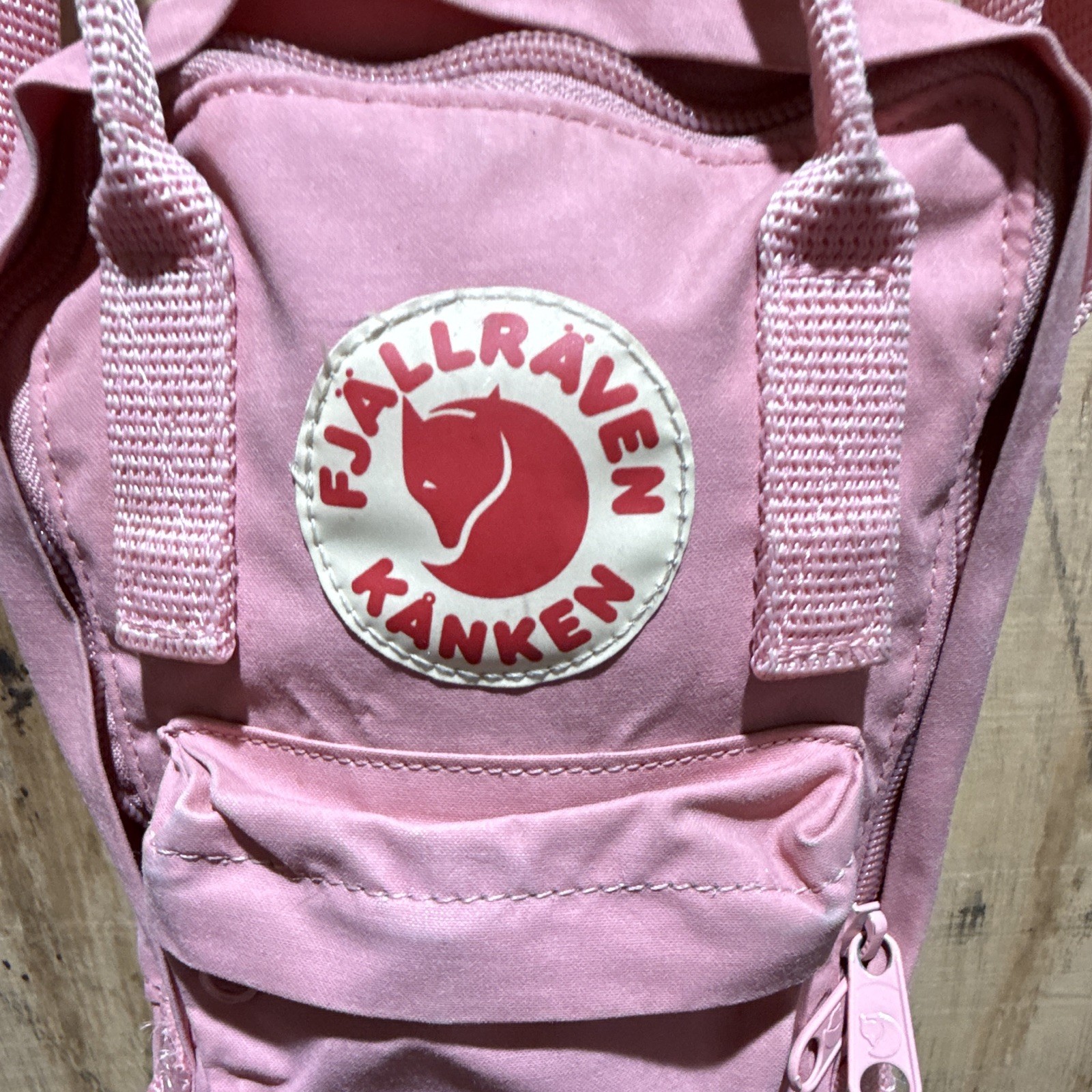 Fjällräven Kånken Mini Pink Crossbody Shoulder Bag Adjustable Strap Zip Pockets